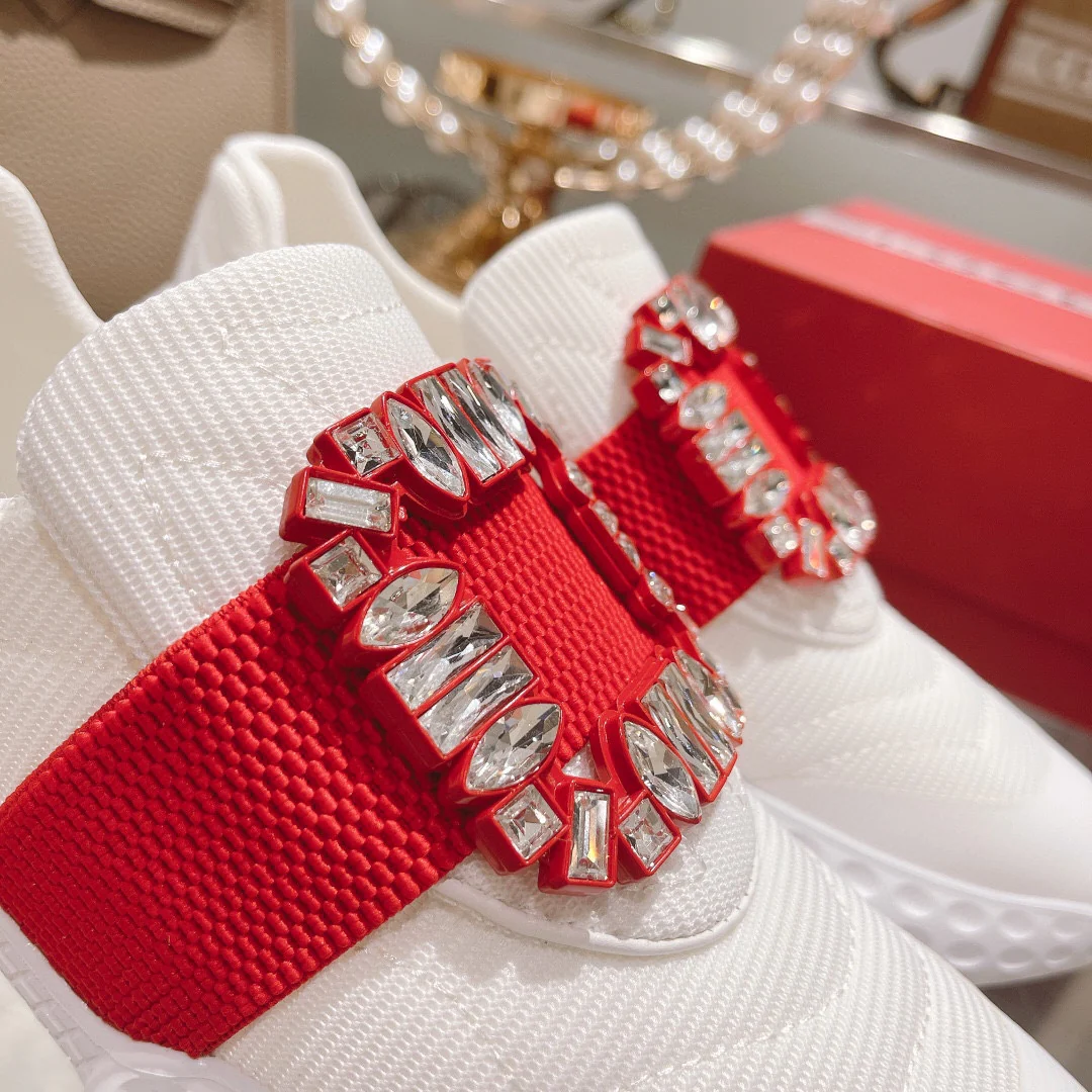 Обувь RV - Коллекция осень/зима 2022 - Классические повседневные туфли с пряжкой, украшенной стразами.