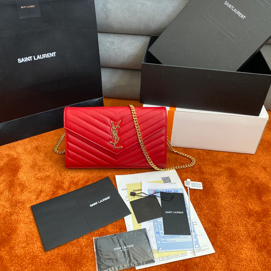 Сумочка-конверт YSL с монограммой из икры — красная с золотой фурнитурой.