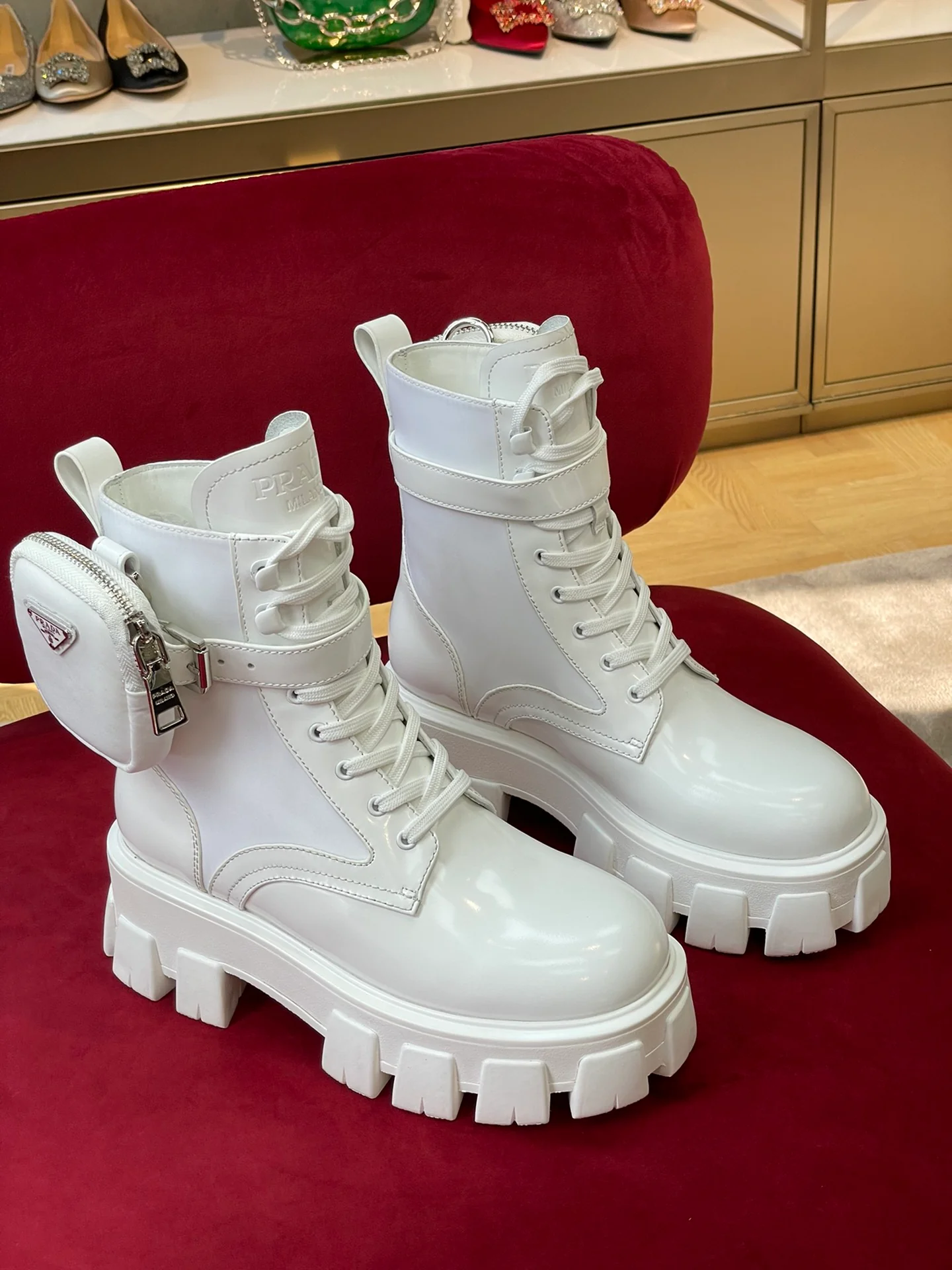 Новинка сезона осень/зима 2022 от Prada — классические тактические ботильоны — их носили Синди Ван, Ян Ми, Лю Вэнь и многие другие знаменитости.