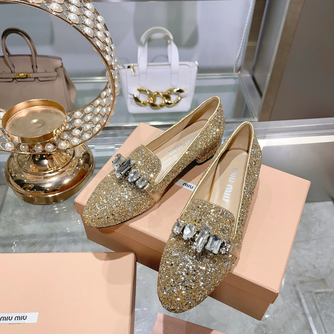 Новинка сезона осень/зима 2023 от Miu Miu — туфли ?Мэри Джейн? со стразами — золотистые.