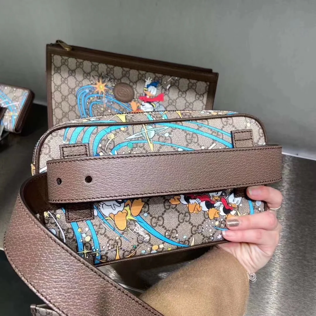 Поясная сумка Gucci с изображением Дональда Дака
