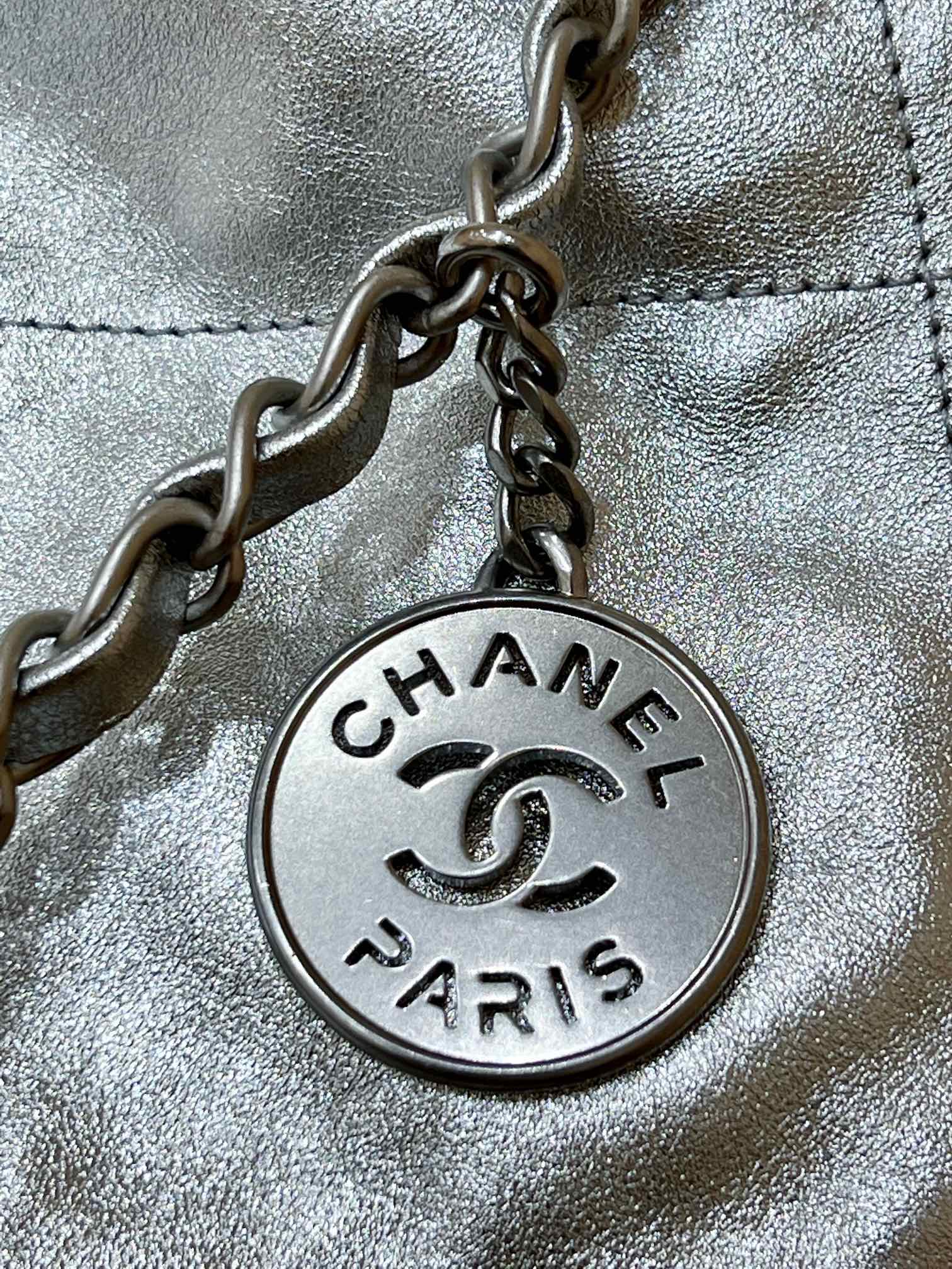 Коллекция Chanel Весна/Лето 2023: Новинка - Сумка 22 - Маленькая - Серебристая