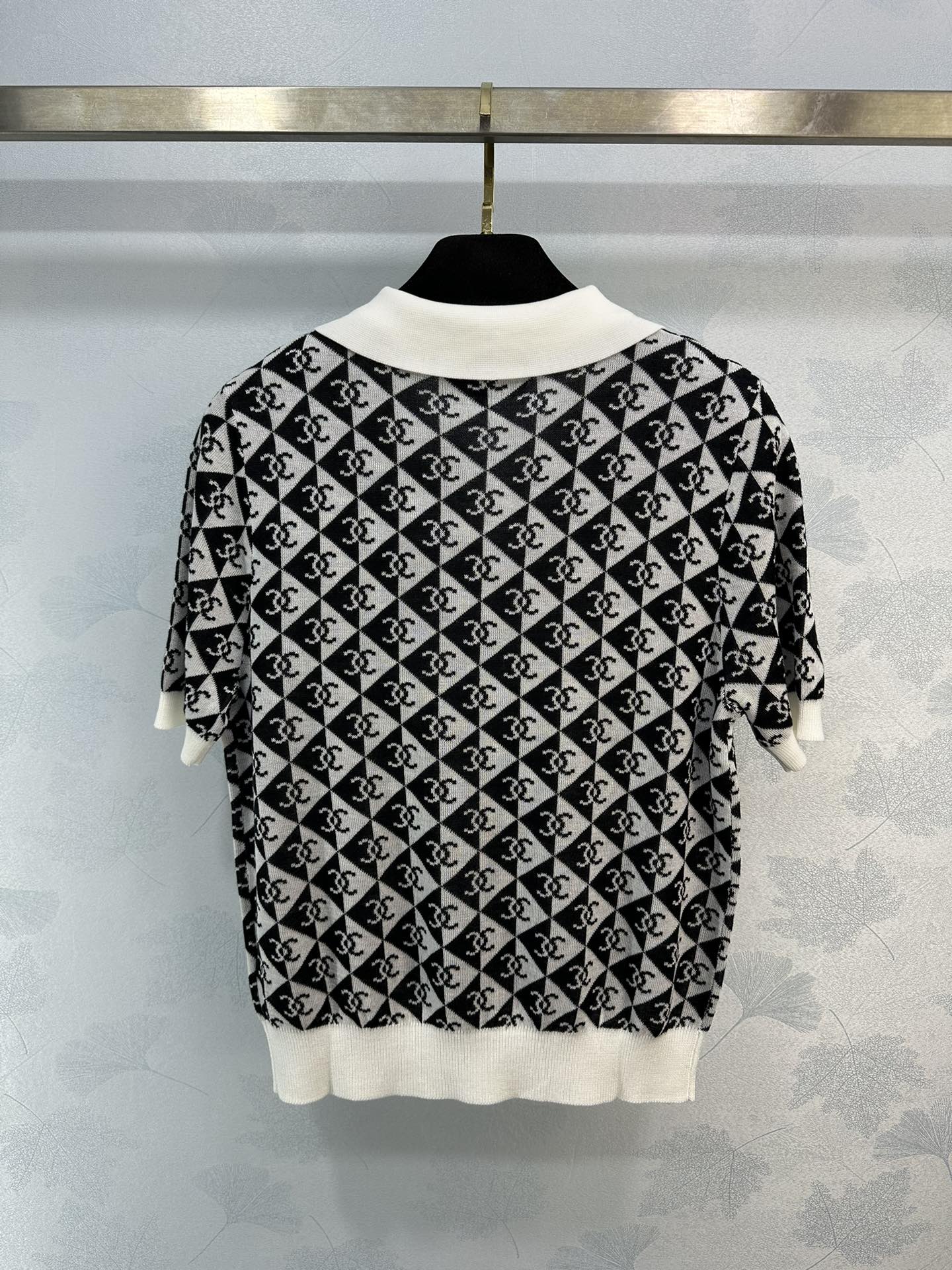 Chanel - 2404 - Весенне-летняя новинка: Изысканный укороченный топ из пряжи с дизайном поло.