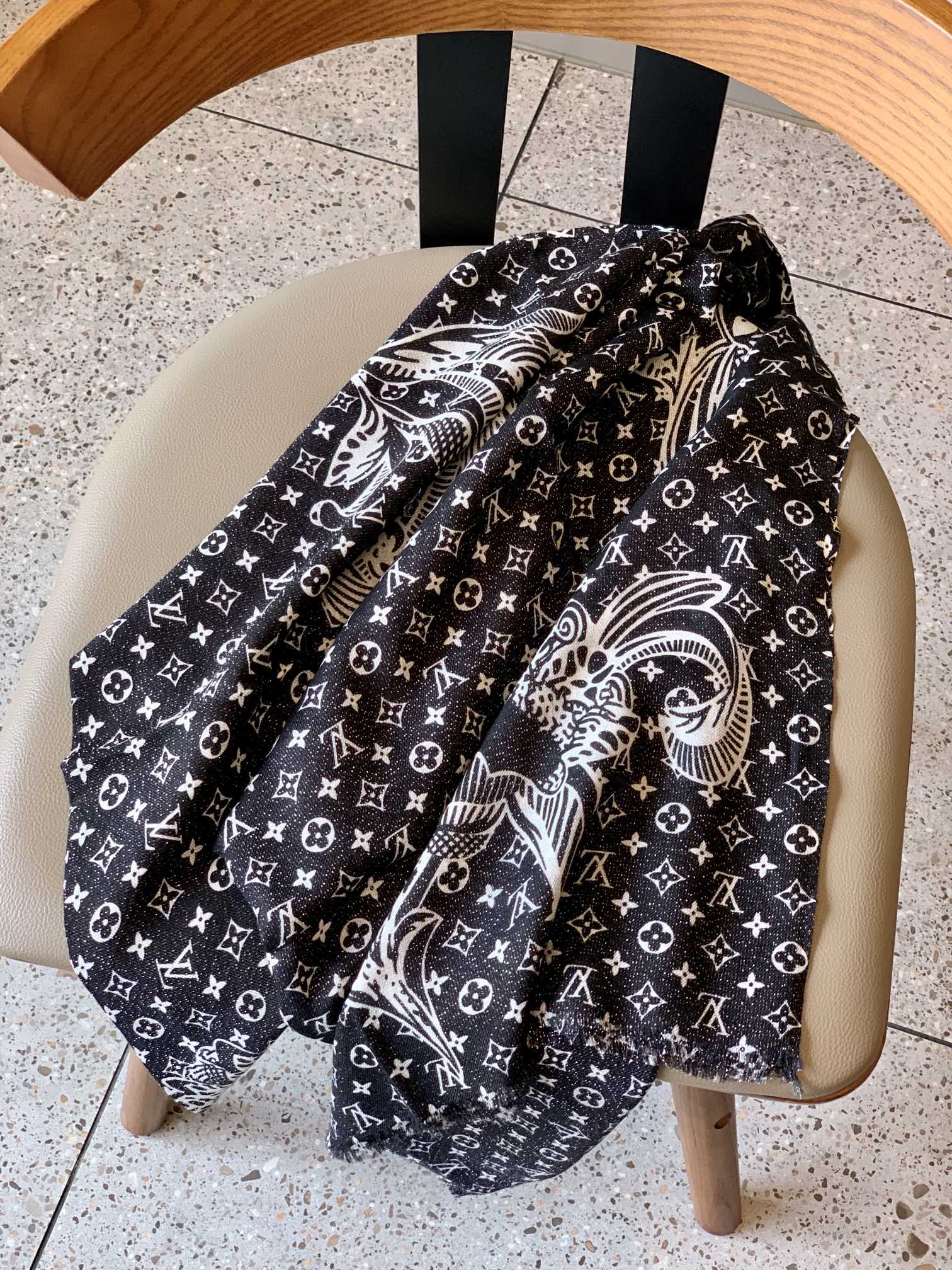 LV - Длинный шарф с серебряной нитью и новым 3D-узором.