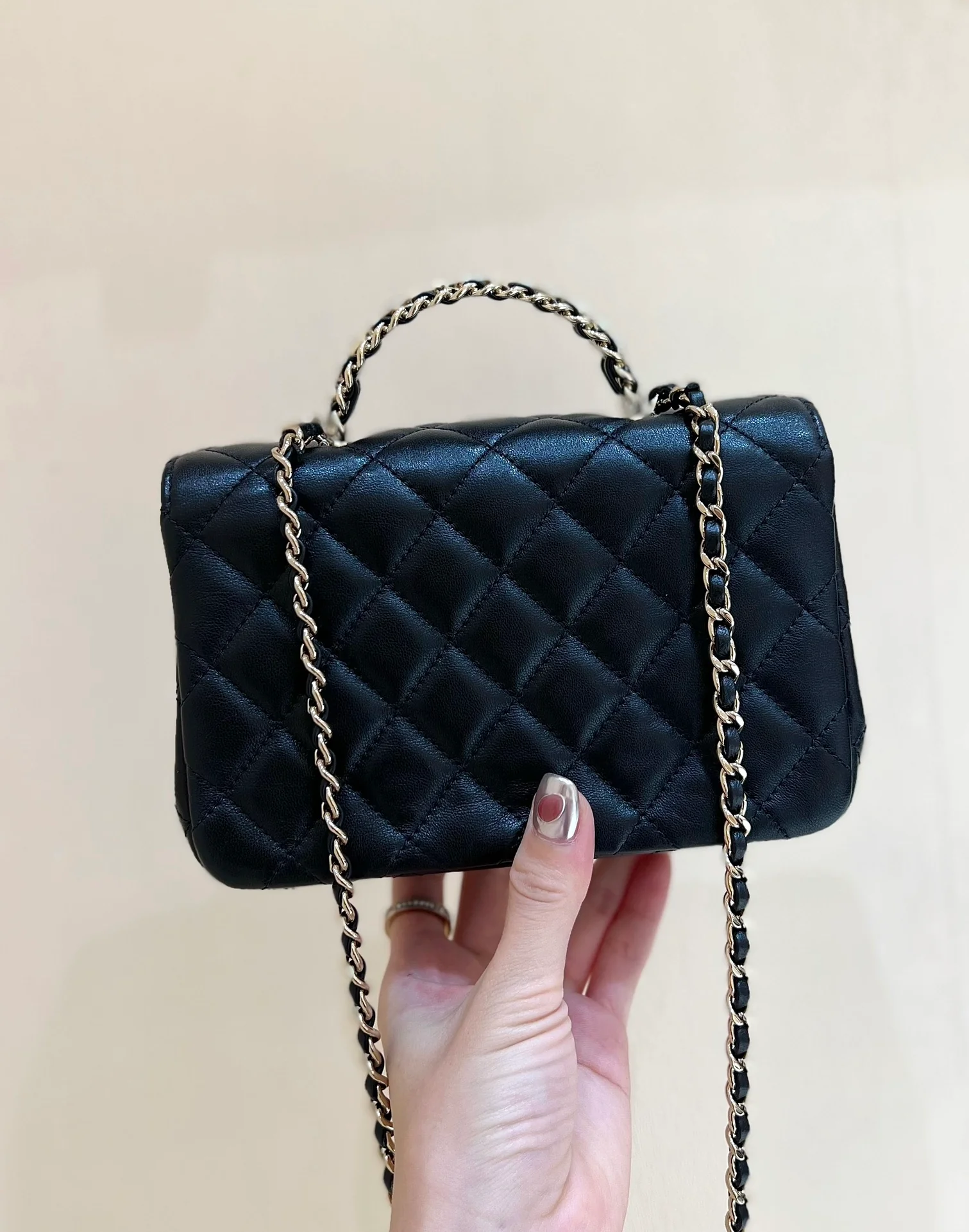 Ручка сумки Chanel 23a CF со стразами - черная