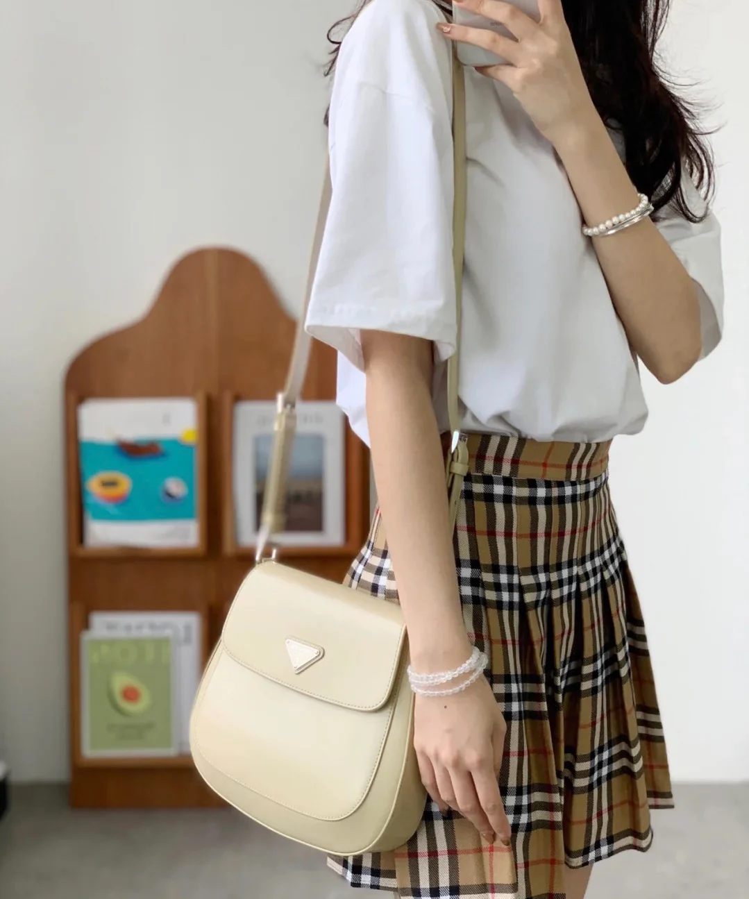 Сумка Prada Cleo через плечо из глянцевой кожи, абрикосового цвета. (На фото сумка надета на руку)