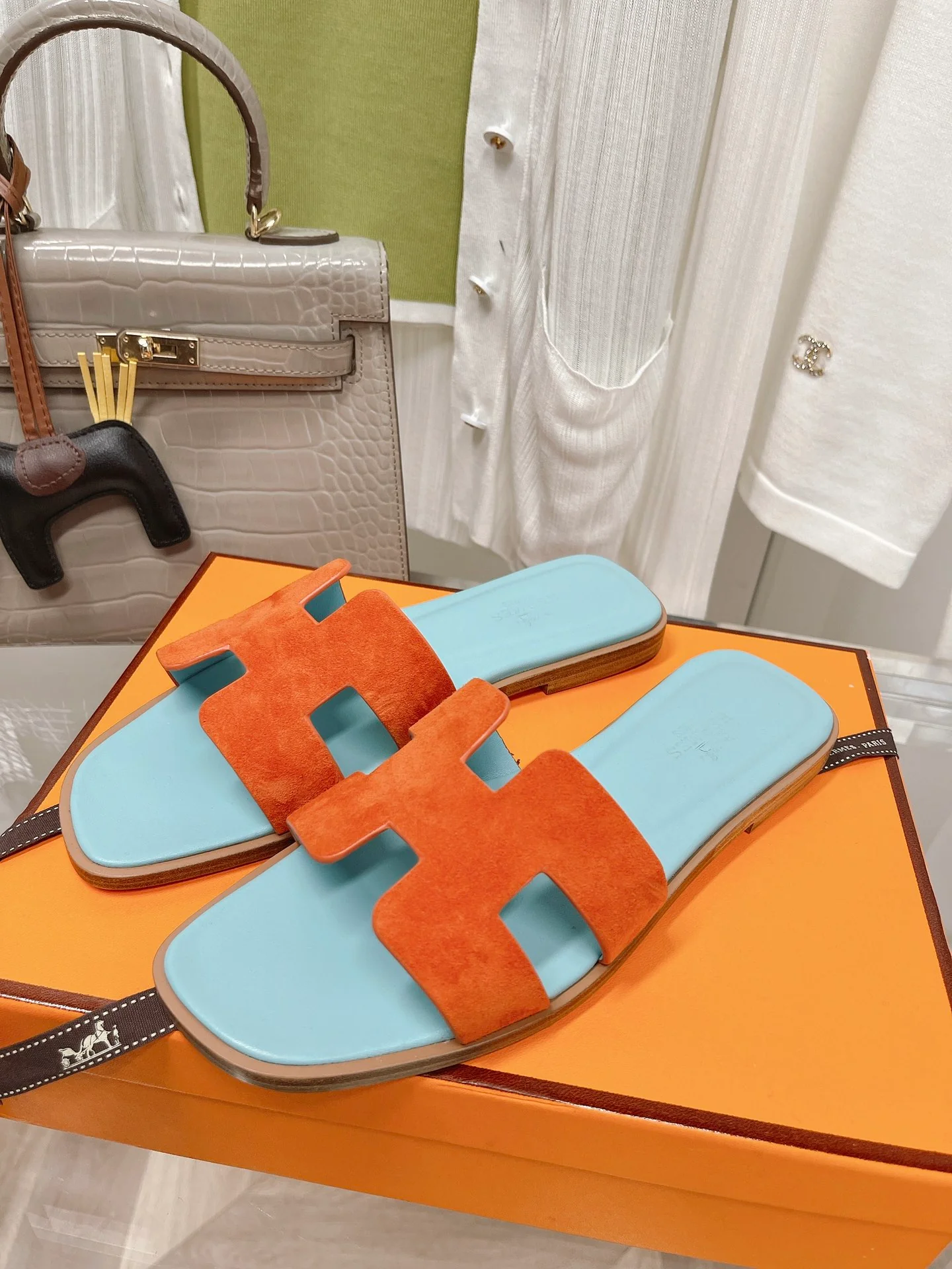 Новинка 2022 года от Hermes - Итальянские тапочки из оленьих рогов - Оранжево-синие