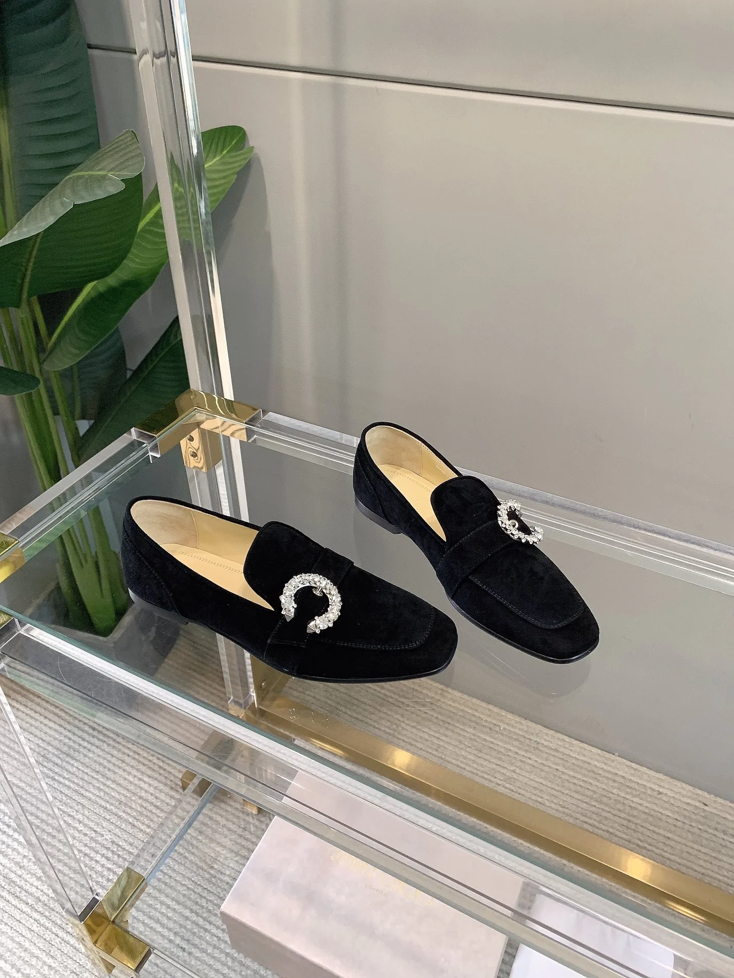 Лоферы Jimmy с пряжкой и стразами