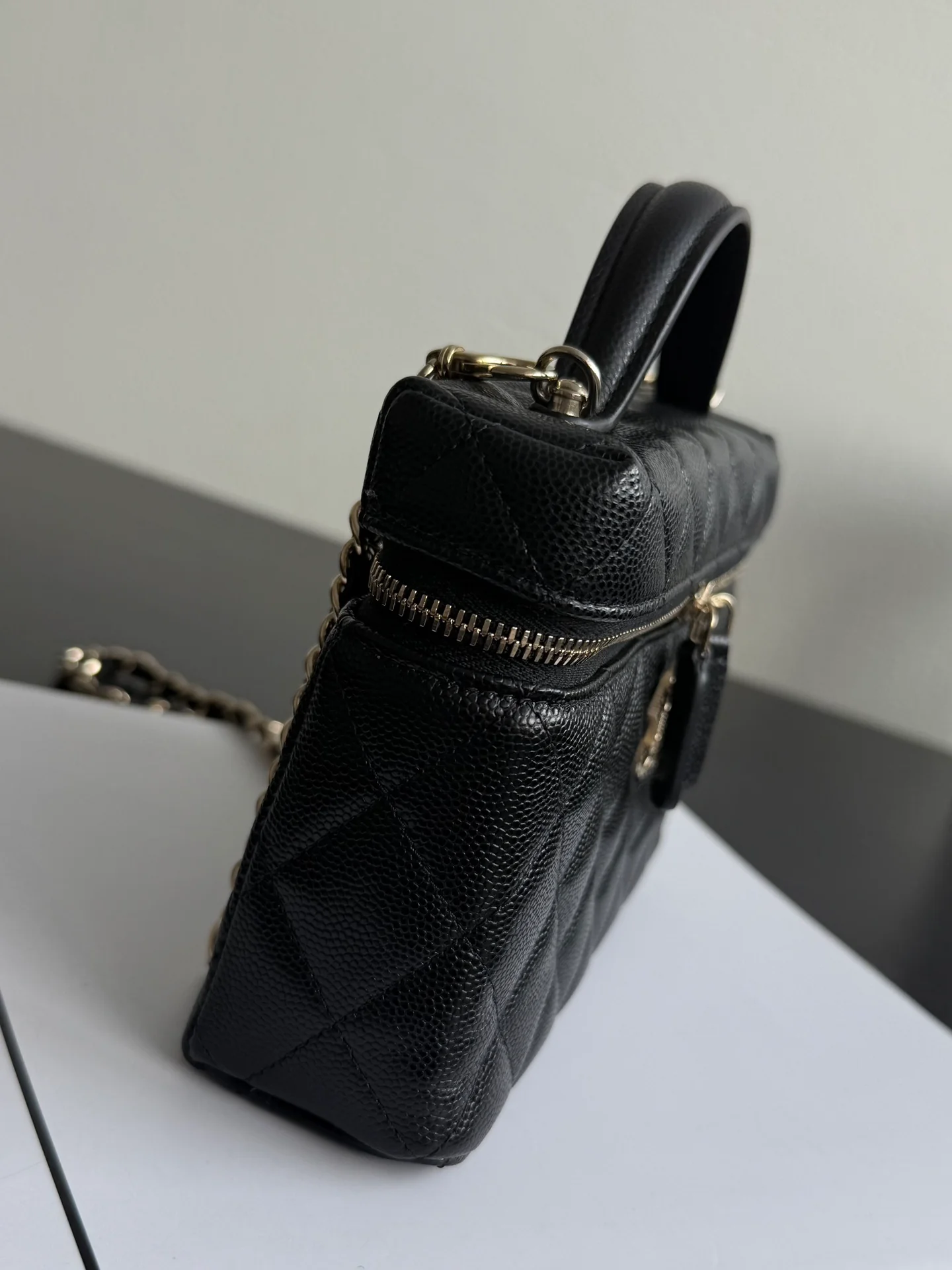 Сумка-бенто Chanel 25p-LP с застежкой в ??форме сердца, украшенной бриллиантами — черная.