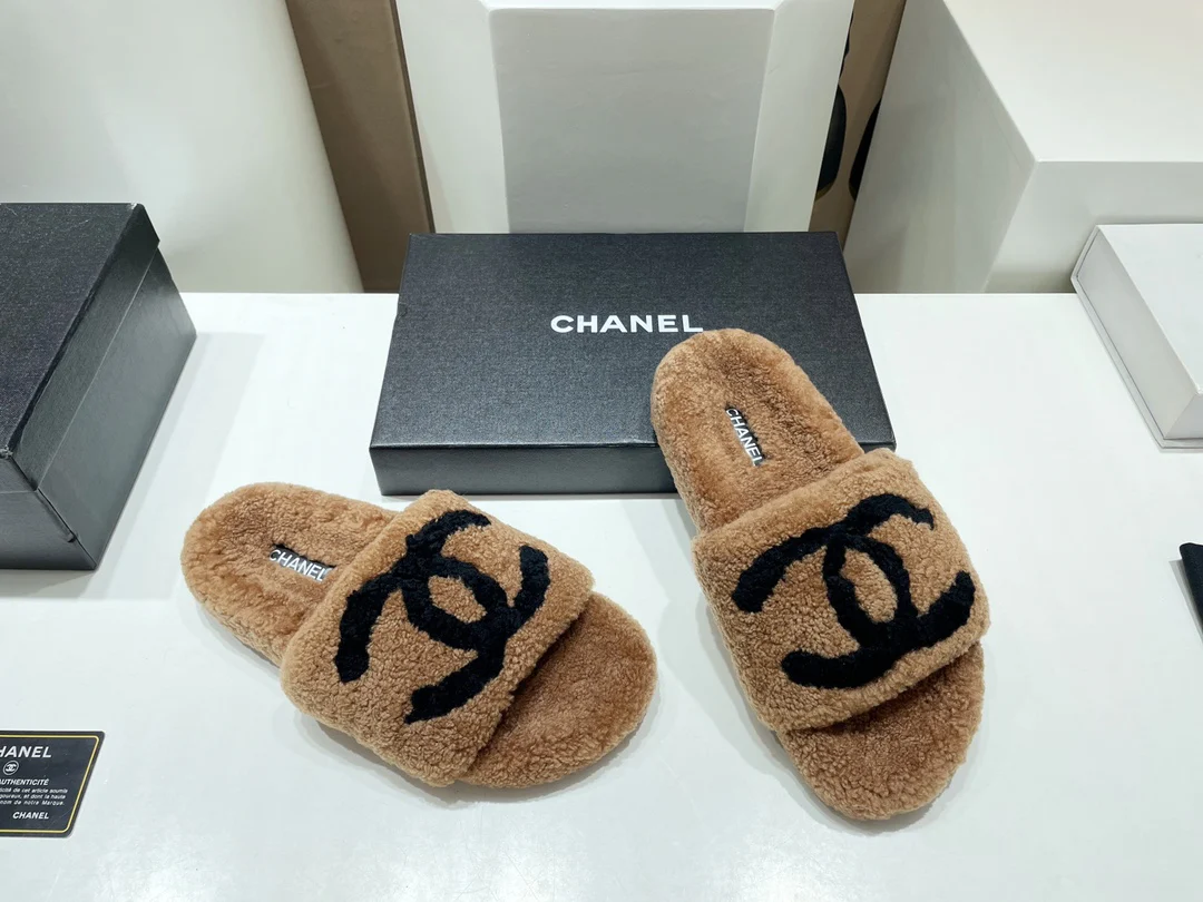 Классические осенние тапочки Chanel 2022 года из овечьей шерсти, бестселлер – коричневые.