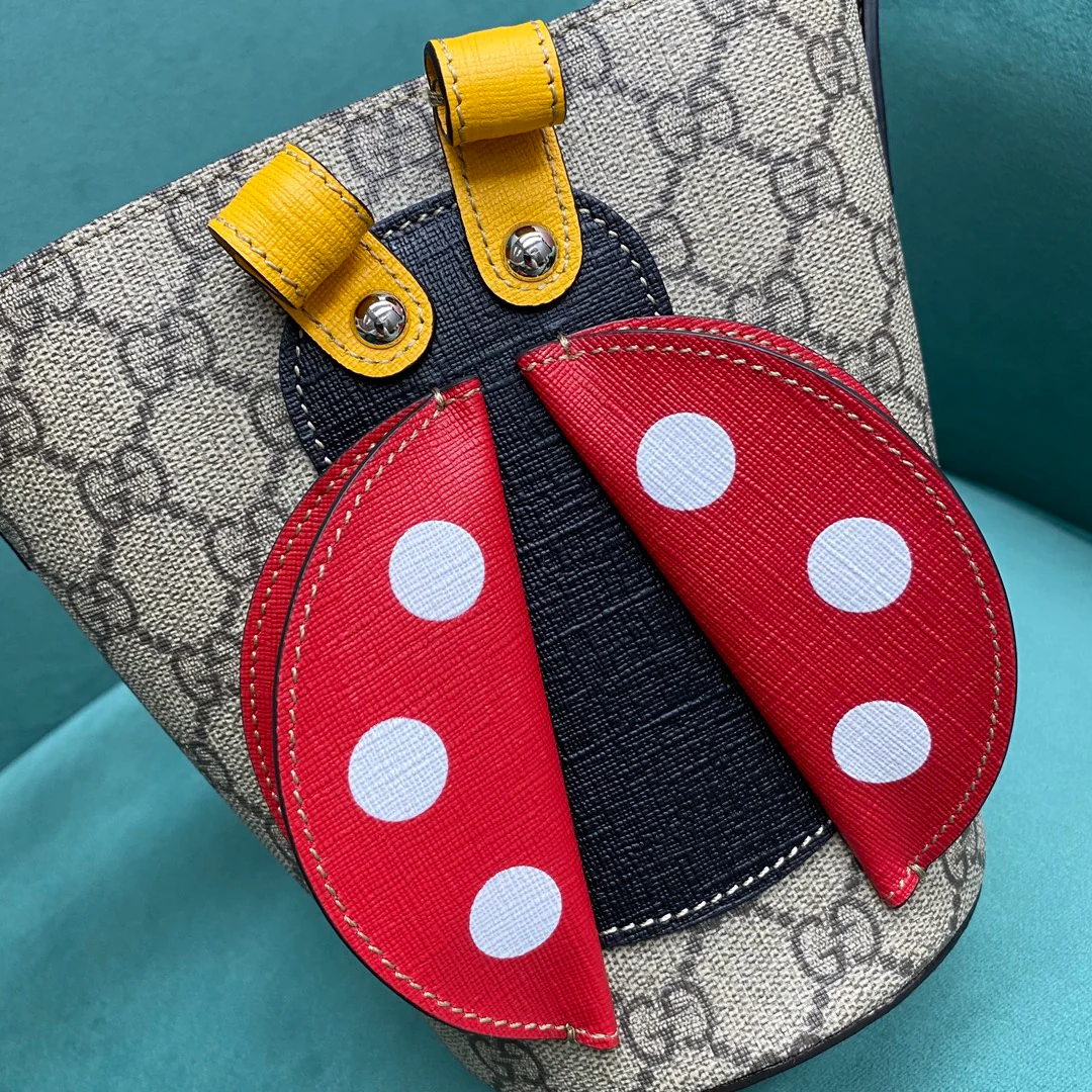 Детская сумка-ведро Gucci с рисунком божьей коровки — стиль Шэнь Мэнчэнь.