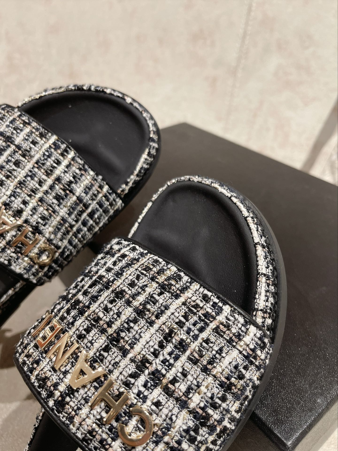 Новинка сезона весна/лето 2023 от Chanel - Шерстяные тапочки - Черные