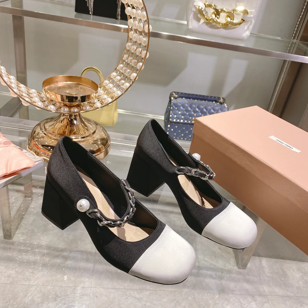 Весенняя коллекция Miu Miu 2023 - Шелковые туфли на массивном каблуке с квадратным носком - Черные