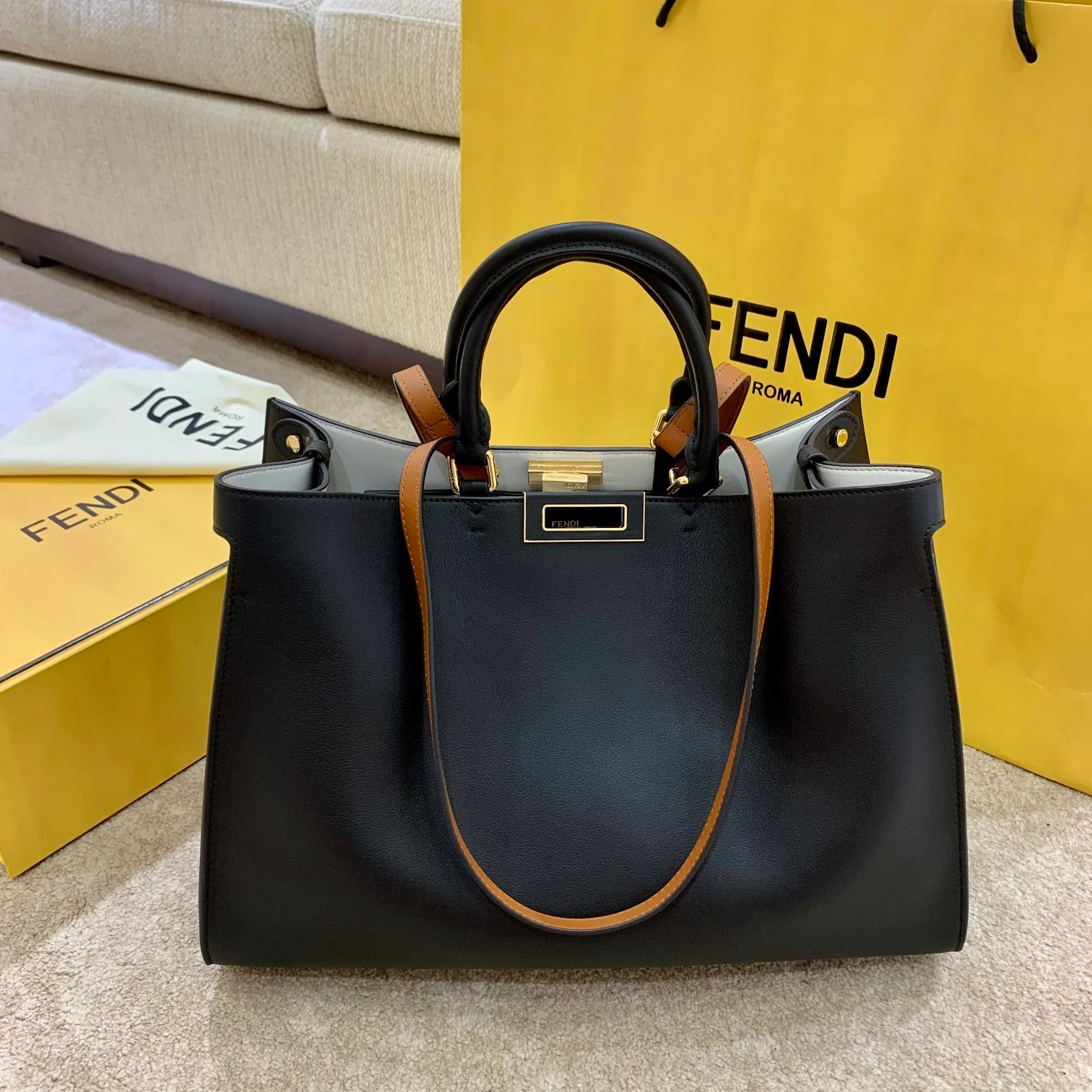 Сумка Fendi Peekaboo XLite из черной кожи