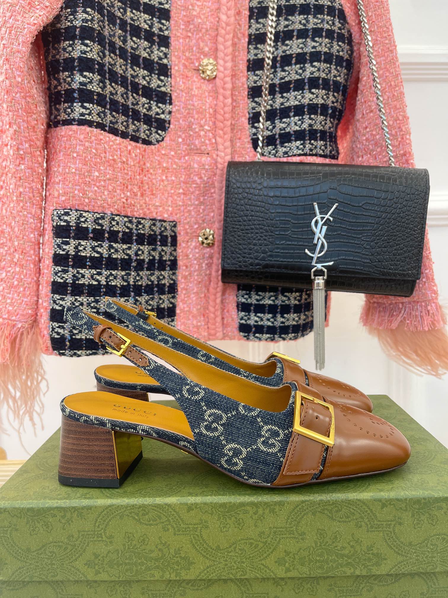 Новинка начала осени 2022 года от Gucci — сандалии на массивном каблуке.