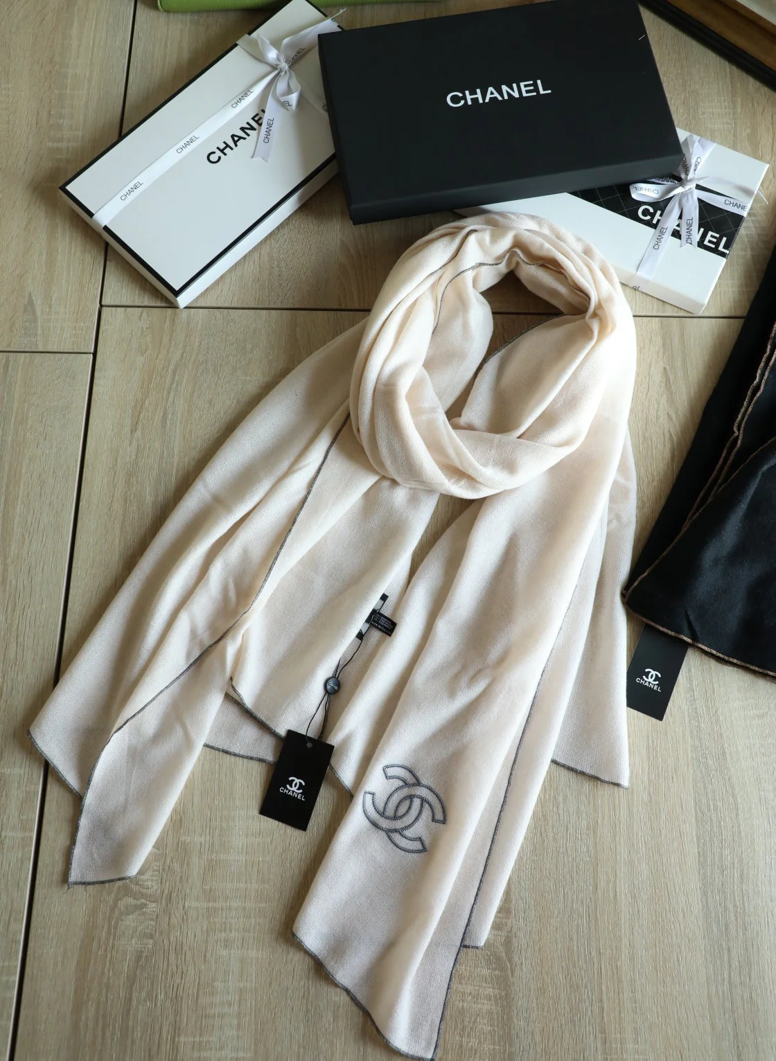 Шарф Chanel с контрастной каймой, 100-200 см, из овечьей шерсти, белый.