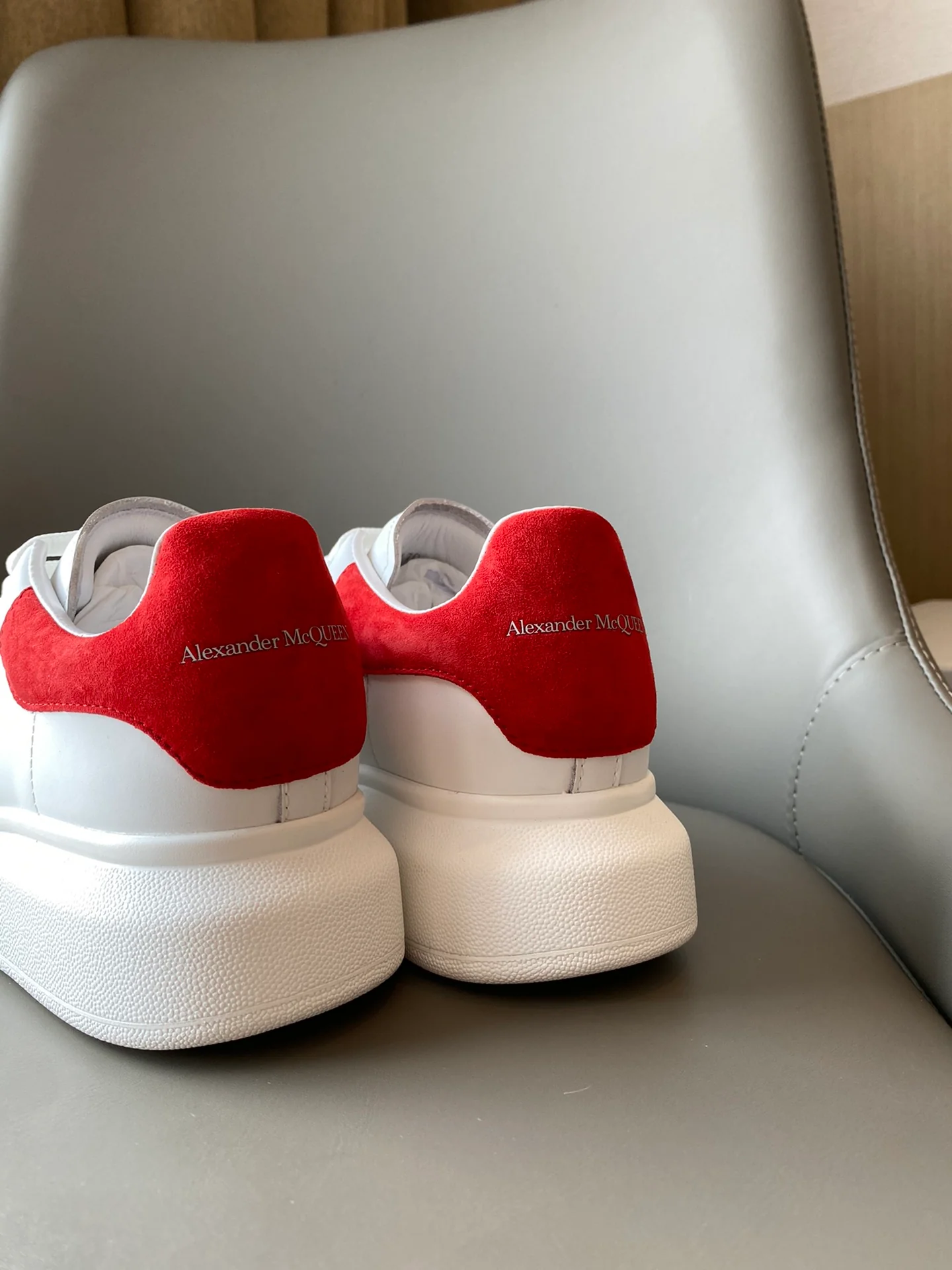 Классические белые кроссовки McQueen с замшевой подошвой и красным каблуком