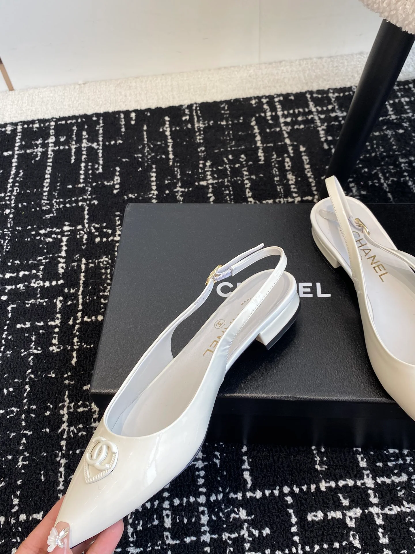 Сандалии Chanel 2025 с острым носком и открытой пяткой - белые