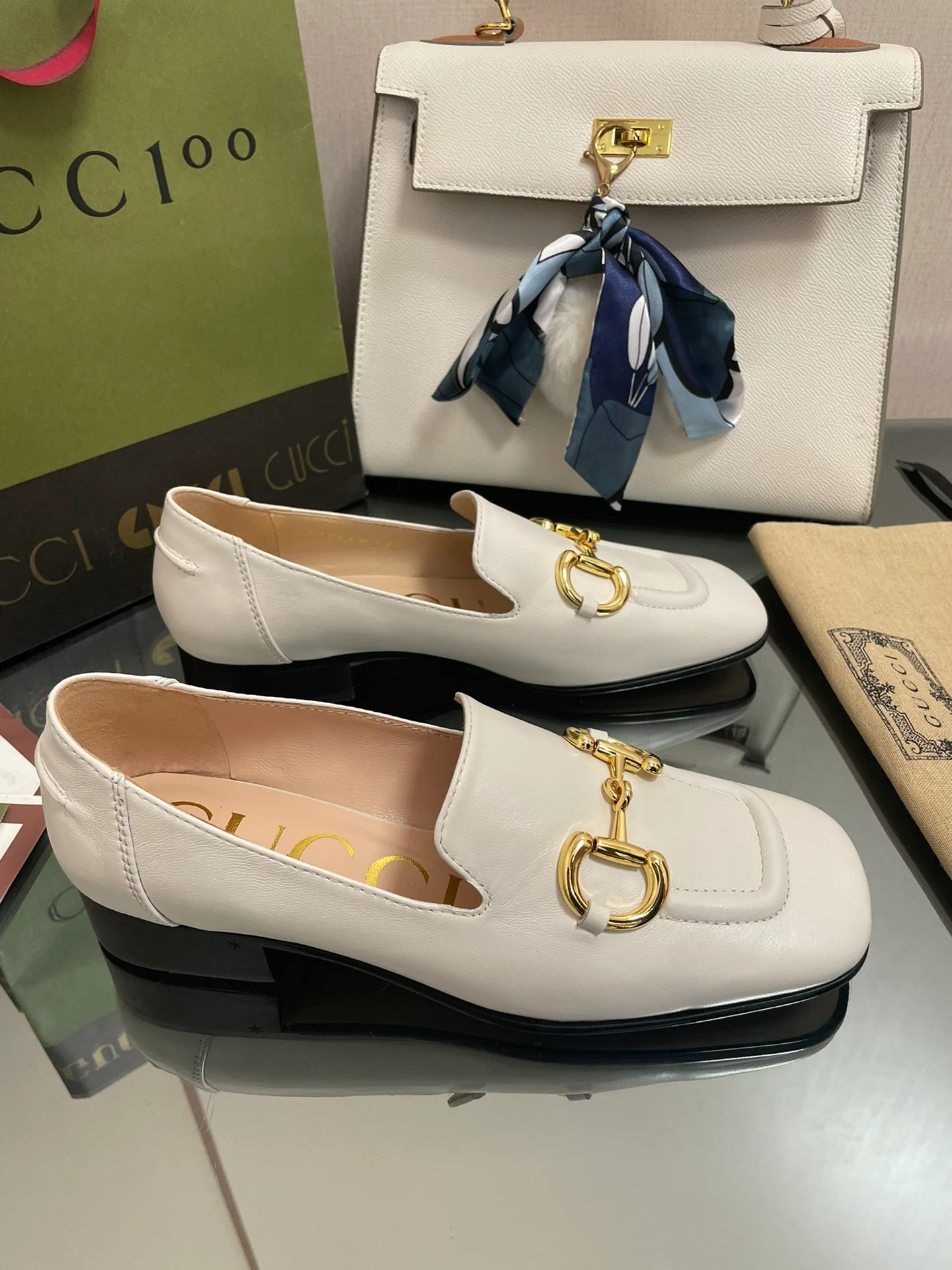 Новинка Gucci 2022 года - Лоферы с пряжкой 