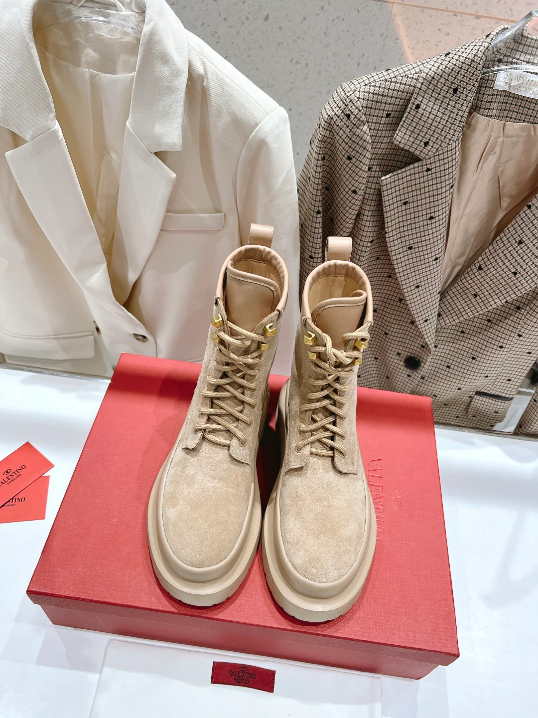 Ботинки Valentino на шнуровке до середины икры в стиле милитари - абрикосовый цвет