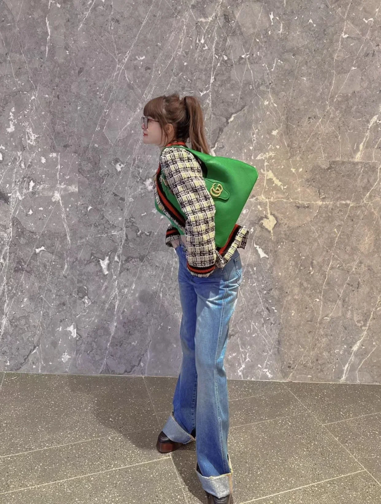 Весенняя коллекция Gucci 2023 — Сумка через плечо ?Полумесяц? — зеленая — Фотографии в действии.