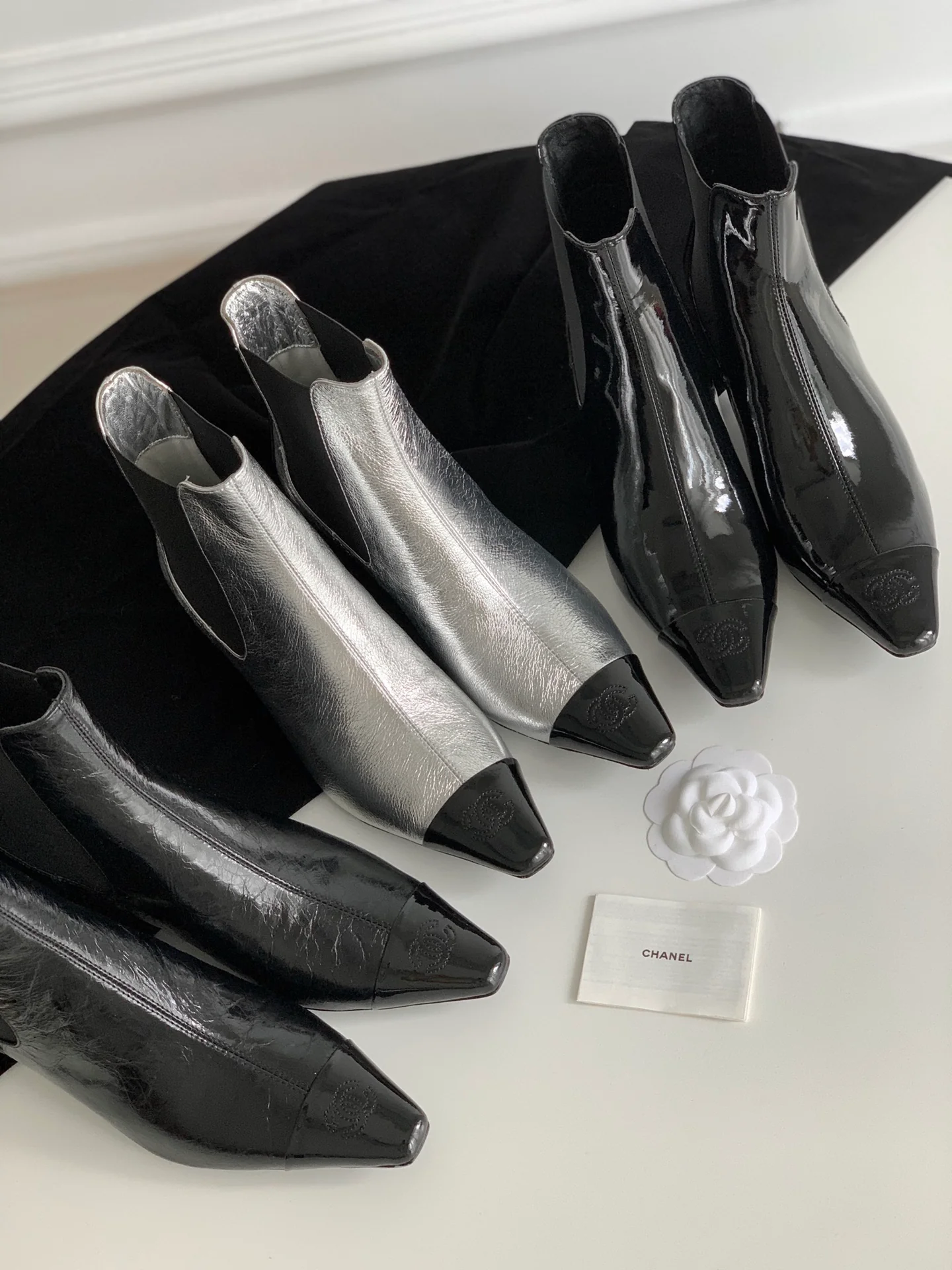 Новинка сезона осень/зима 2023 от Chanel - Ботильоны из овечьей кожи с квадратным носком и массивным каблуком - Матовый черный