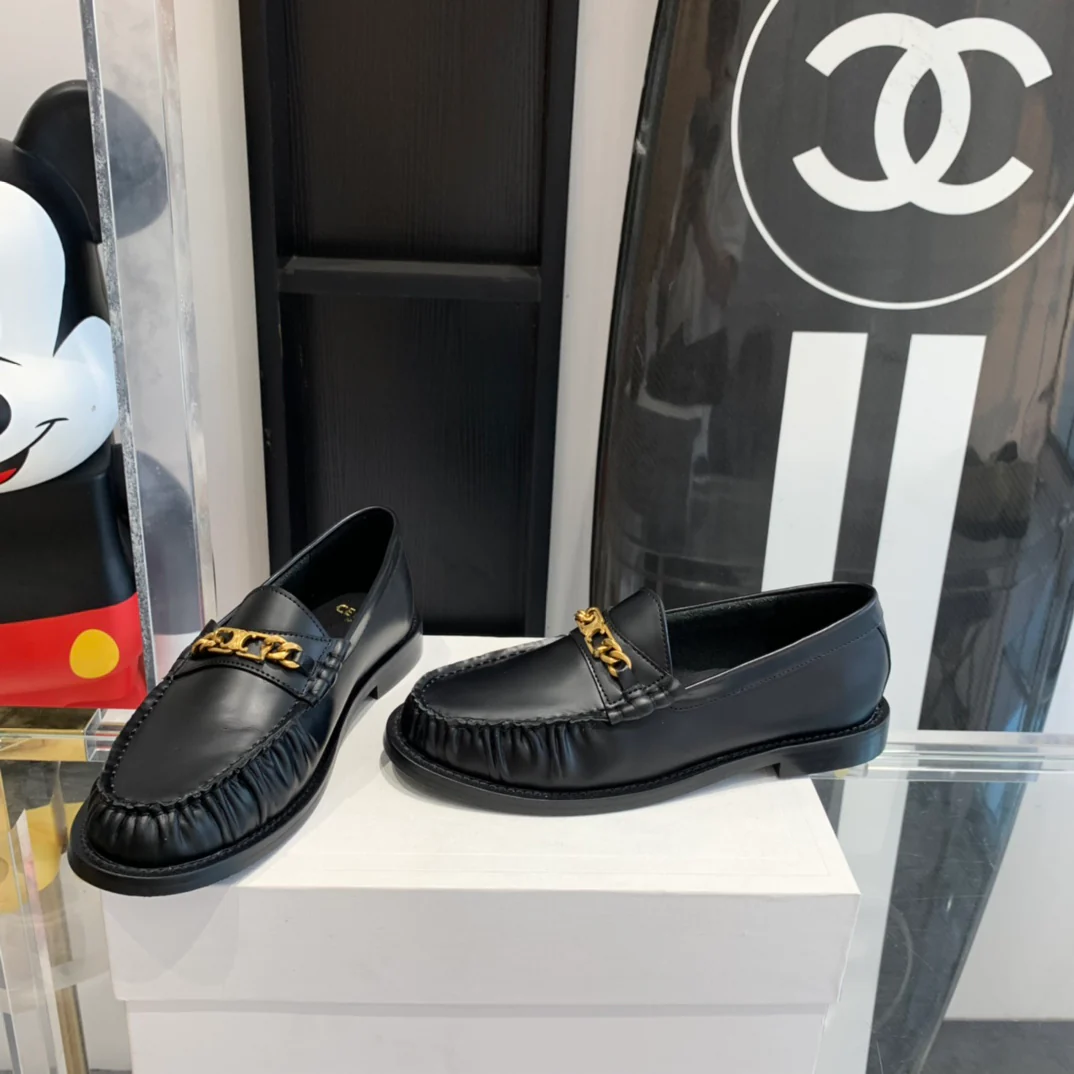 Новинка сезона осень/зима 2023 от Celine - Балетки с мятой поверхностью - Черные