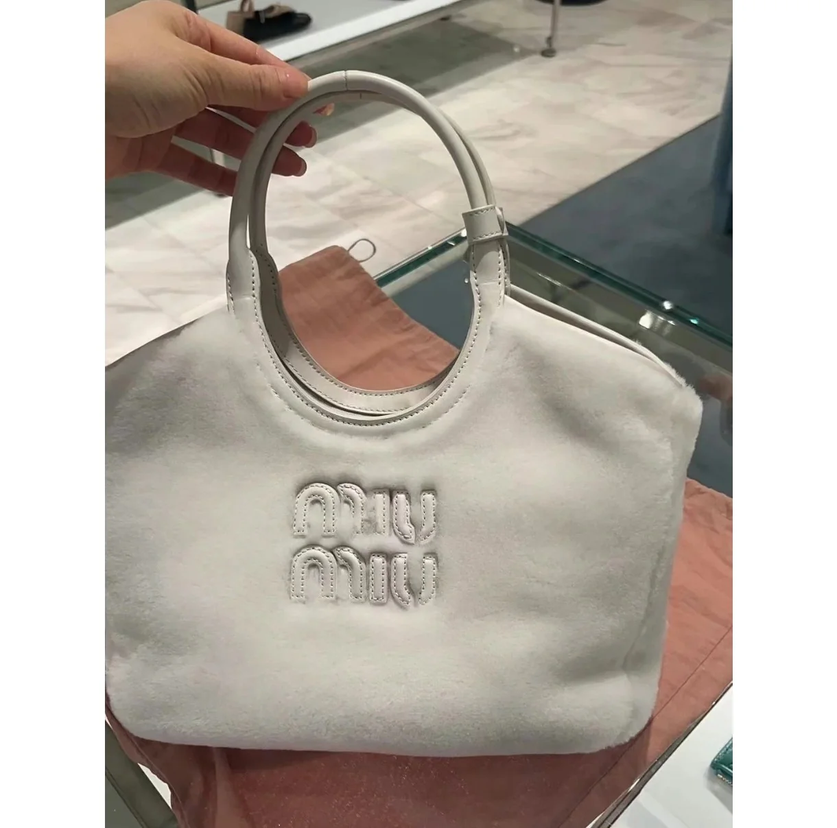 Сумка-тоут Miu Miu Ivy — на фото.