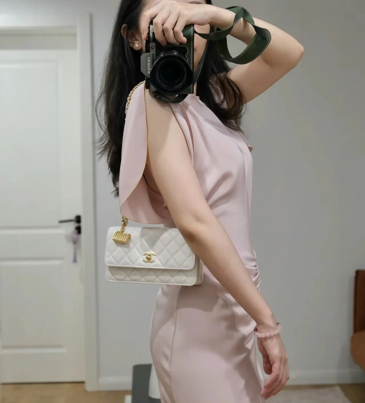 Коллекция Chanel Весна/Лето 2023 - Подвесной телефон-гармошка - WOC - Кожа с зернистой текстурой ?Личи? - 196nk4