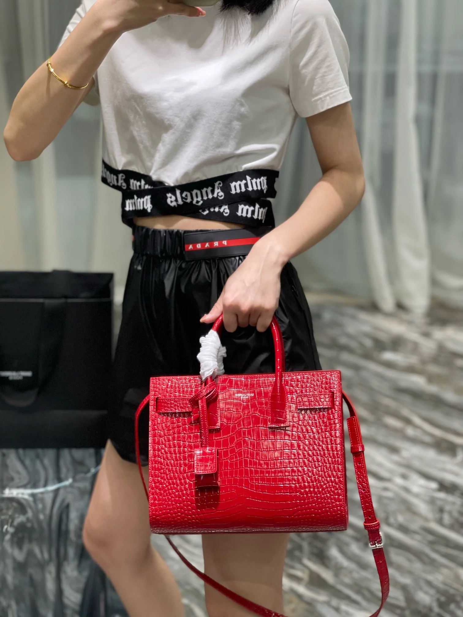 Сумка-мессенджер YSL Sac-de-jour с тиснением под крокодиловую кожу - красная