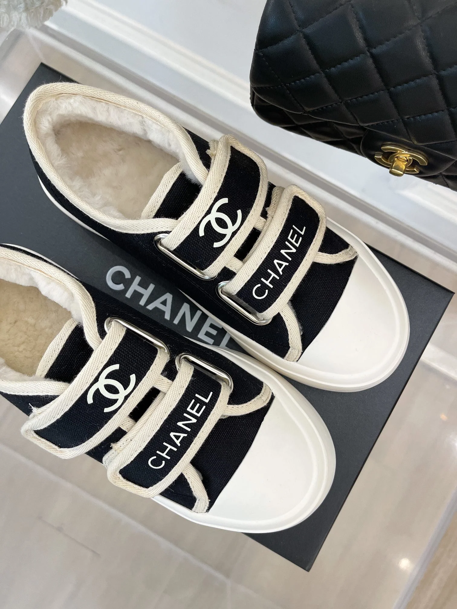 Новинка сезона осень/зима 2022 от Chanel - повседневные туфли на платформе с застежкой-липучкой - черные.