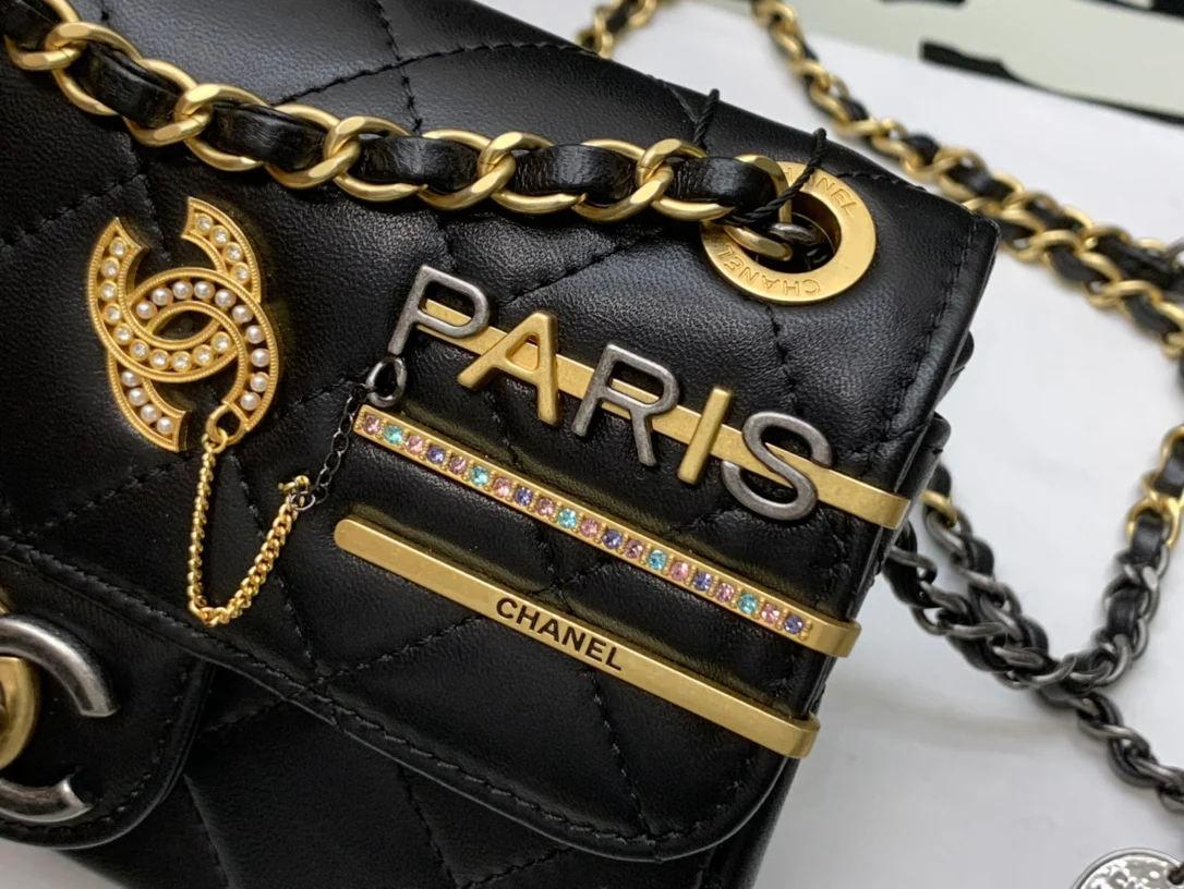 Новинка сезона осень/зима 2022 от Chanel - сумка Badge Flap Bag.