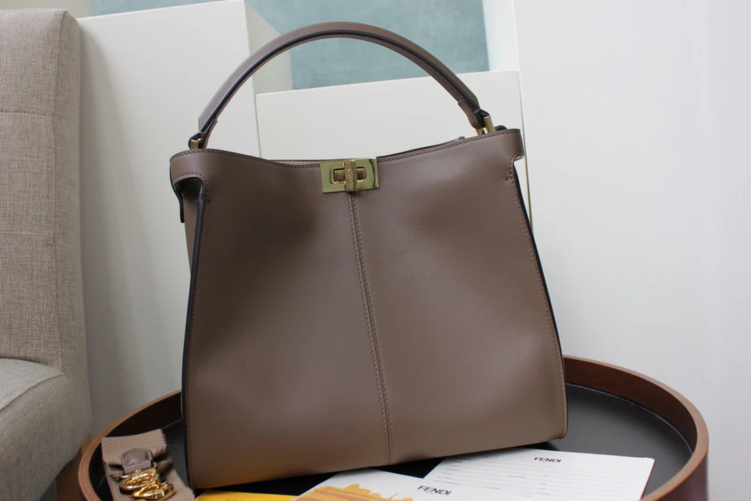 Сумка Fendi Peekaboo Lite Medium из темно-коричневой кожи.