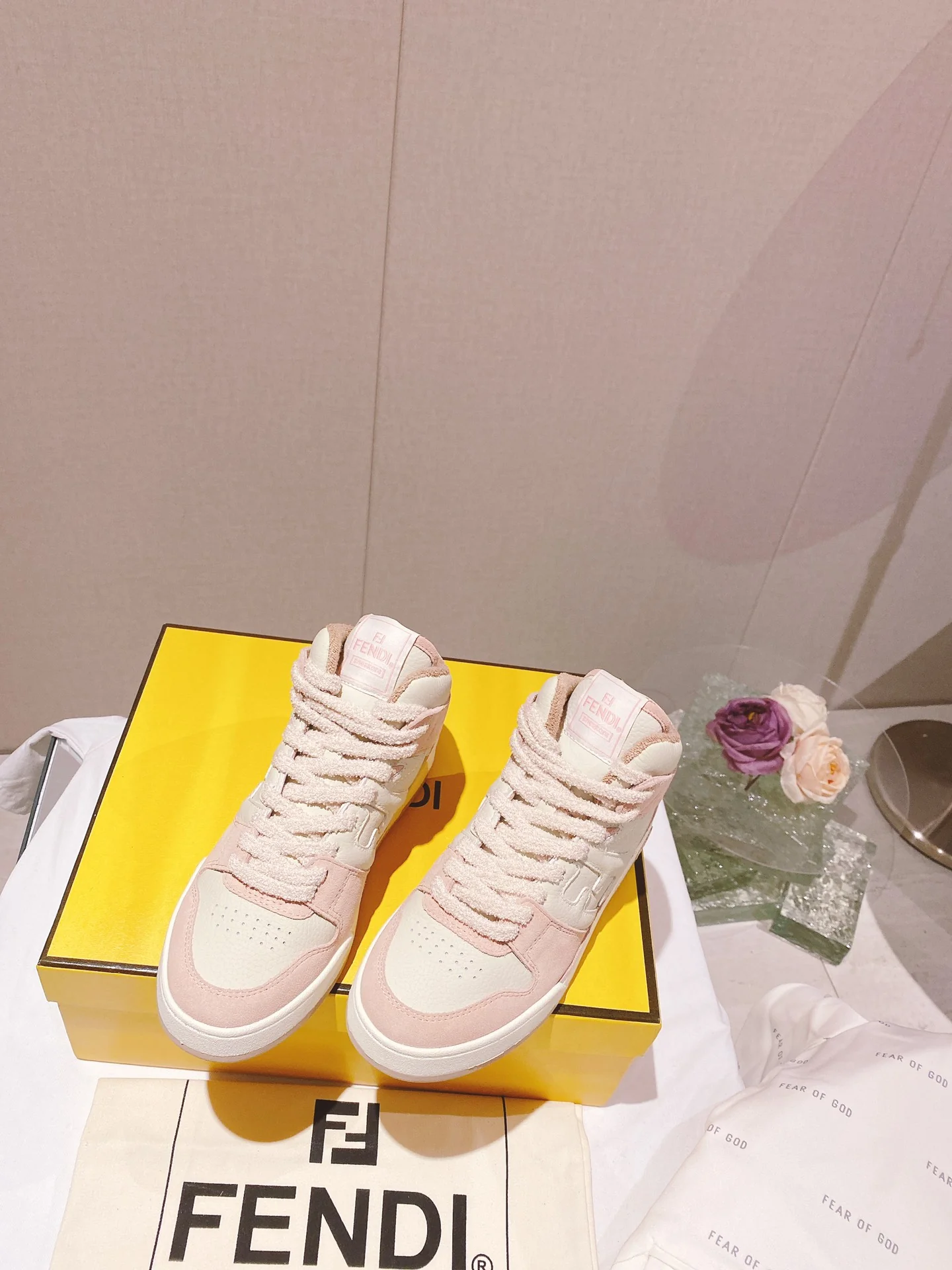 Новинки осенне-зимней коллекции Fendi 2022 — Повседневные кроссовки — Парный стиль — Розовые