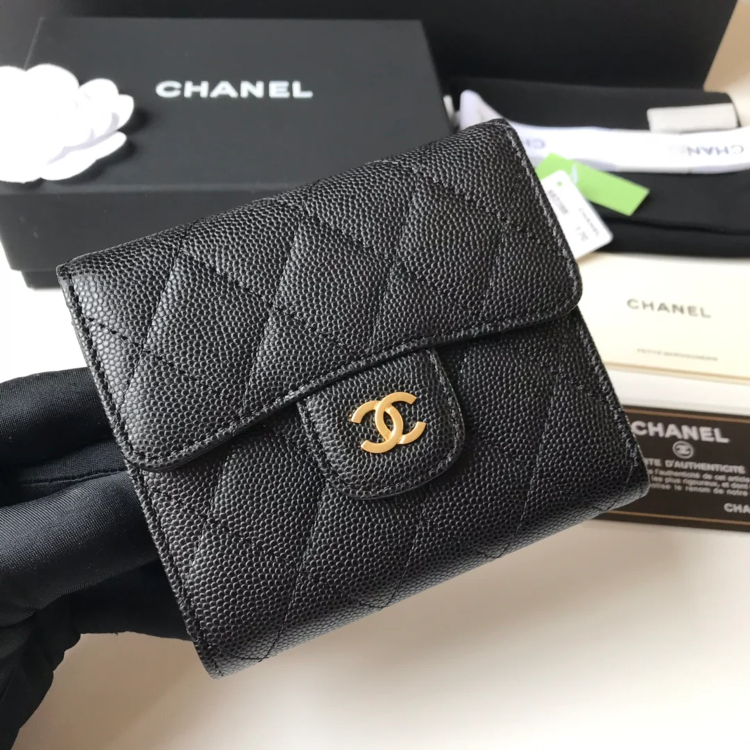 Трехсекционный кошелек Chanel - черная глянцевая кожа с золотой пряжкой
