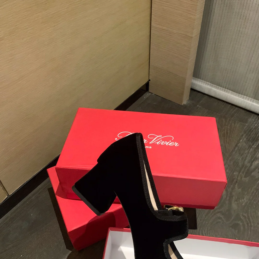 Бархатные балетки с пряжкой и стразами - черные