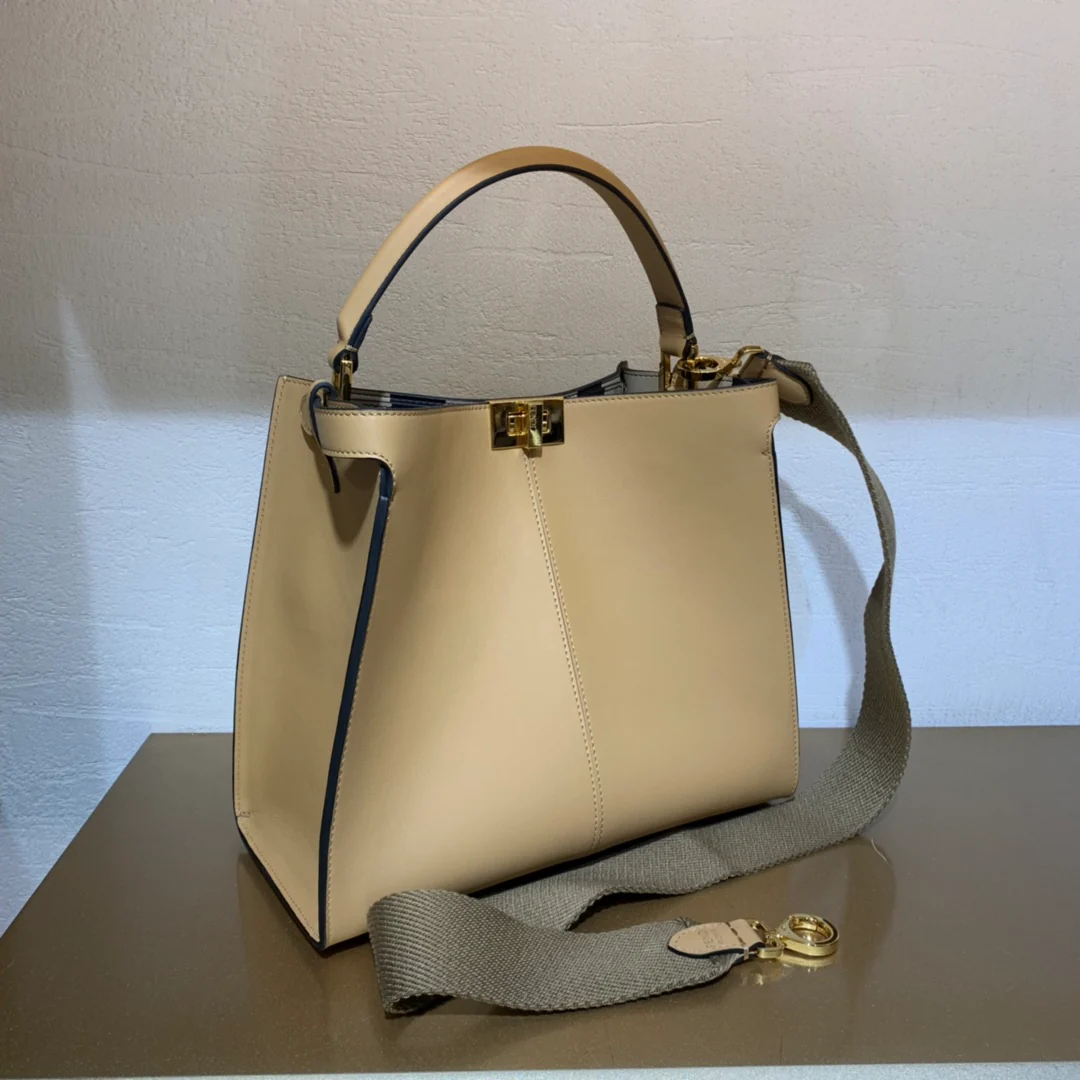 Сумка Fendi Peekaboo Lite Medium из абрикосовой кожи.