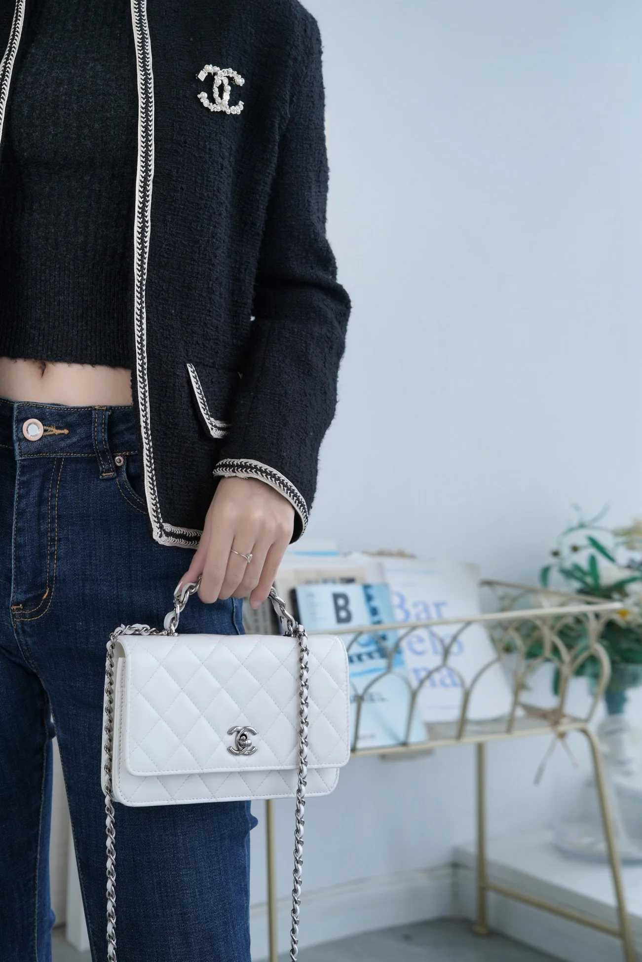 Chanel - Классическая сумка с двойным логотипом C, стеганой многослойной ручкой из телячьей кожи - Белая