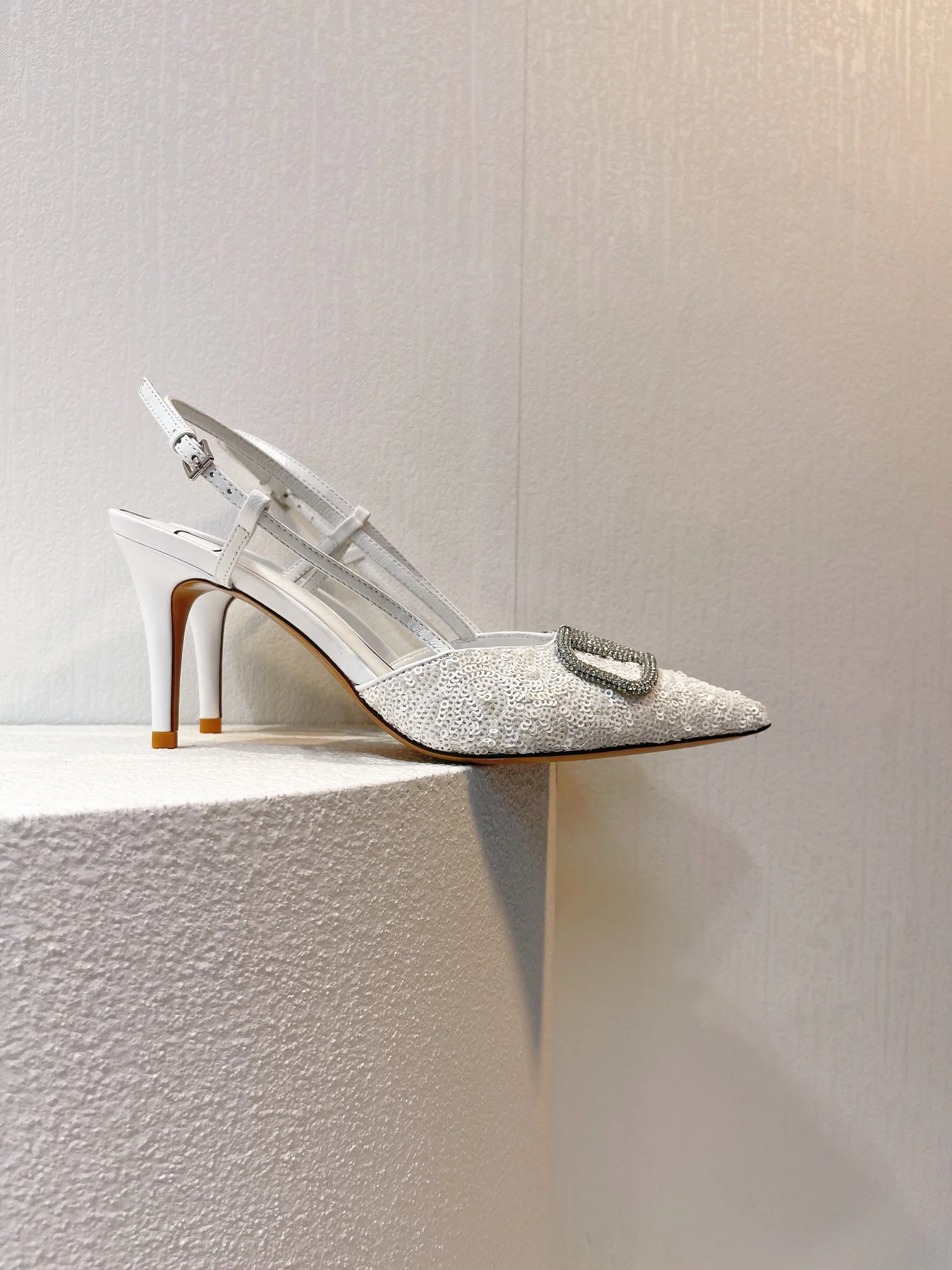 Новинка с официального сайта Valentino 2023 — Глянцевые босоножки на низком каблуке с острым носком — 8 см — Белые