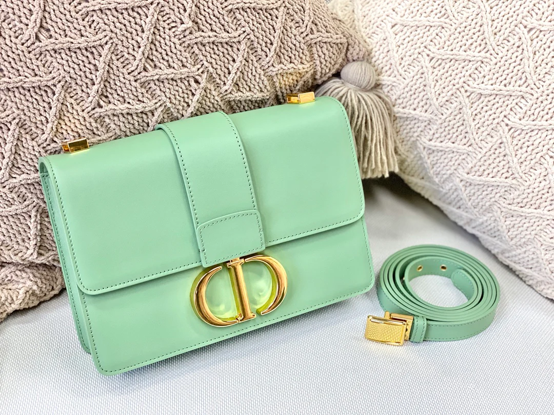 Часы Dior Montaigne 30 серии, 24 см, из гладкой телячьей кожи с мятно-зеленой фурнитурой.