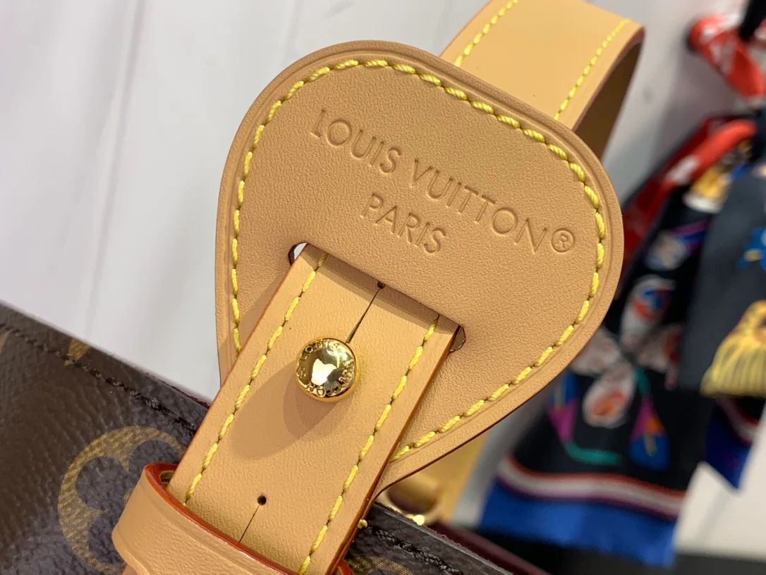 Сумка-ведро LV All-in-Bag из канваса с металлическим корпусом - коричневая.