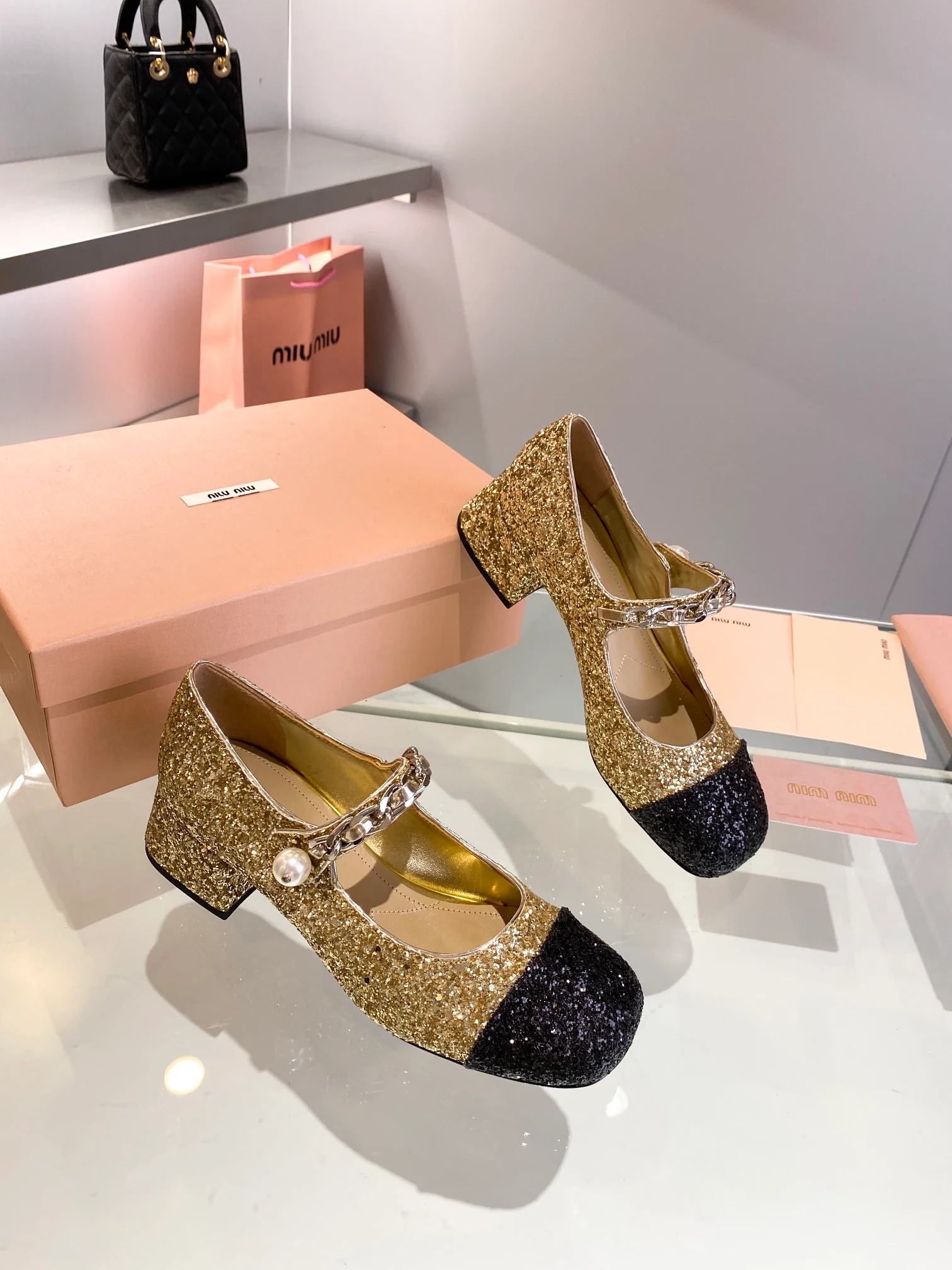 Новинка Miu Miu 2022 года - Туфли на низком каблуке