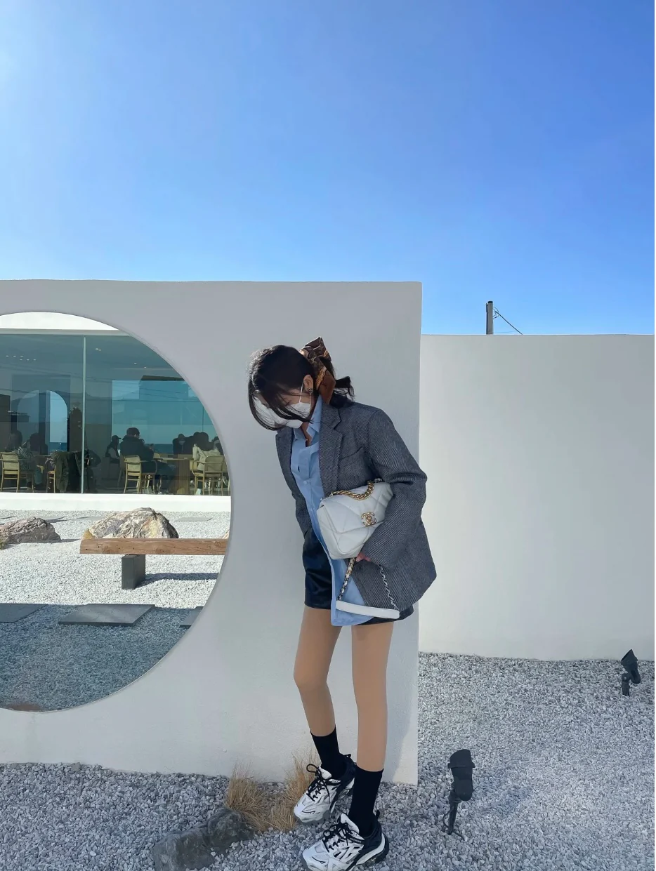 Маленькая сумочка Chanel 19bag - белая.