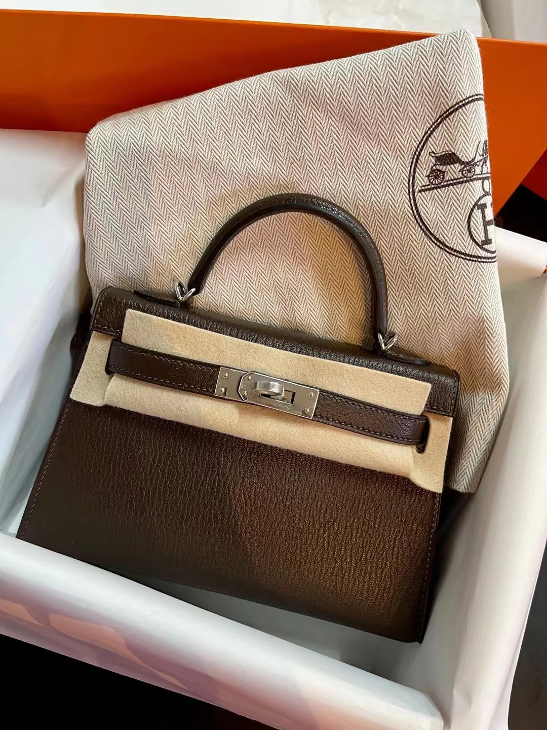 Мини-сумка Hermes Kelly 2-го поколения, размер 41, цвет ?Гавана?, с серебряной пряжкой.