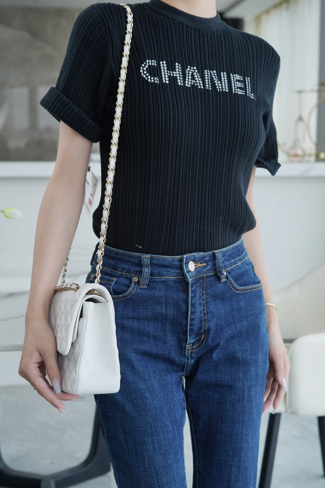 Сумка Chanel CF Medium - 25 см - из белой овечьей кожи с пряжкой из светлого золота - CF25