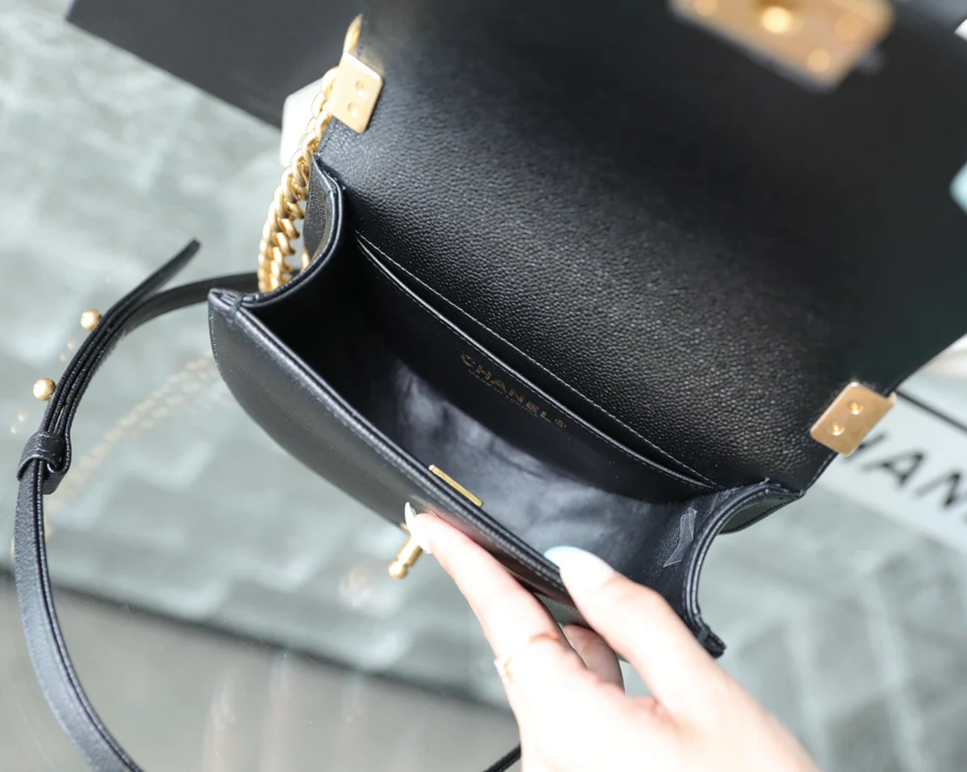 Новая кожаная сумка-мессенджер Chanel Métiers d'Art Saddle.