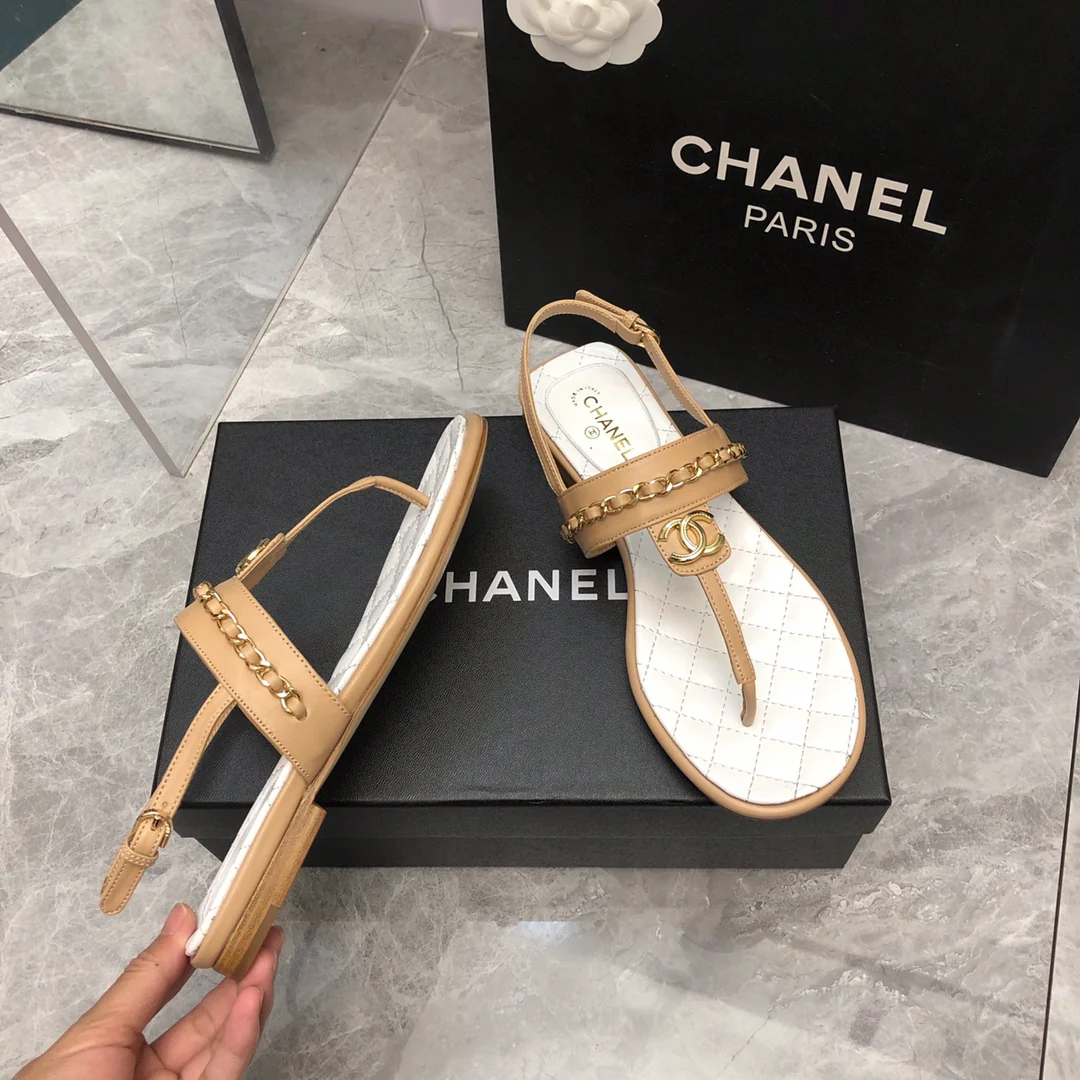 Новинка сезона весна/лето 2023 от Chanel - Классические сандалии с цепочкой и Т-образным ремешком - Белый/Абрикосовый