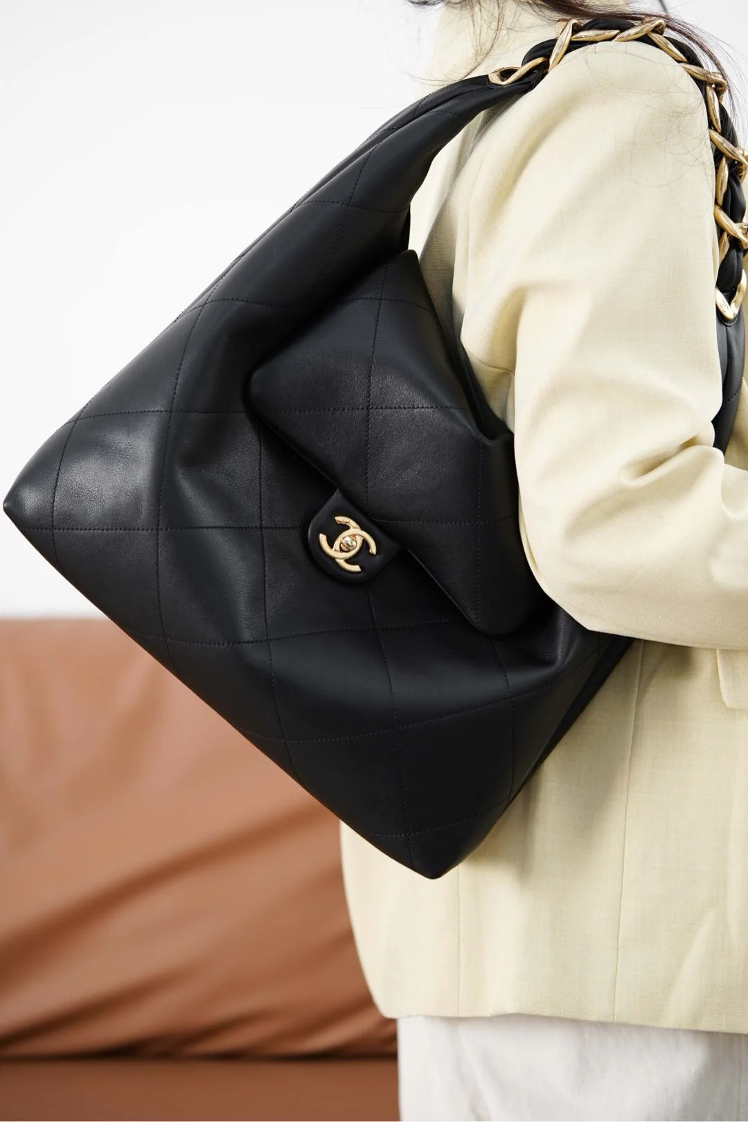 Сумка Chanel Hippie Hobo Bag 25k - Большая, черная, с золотой фурнитурой.