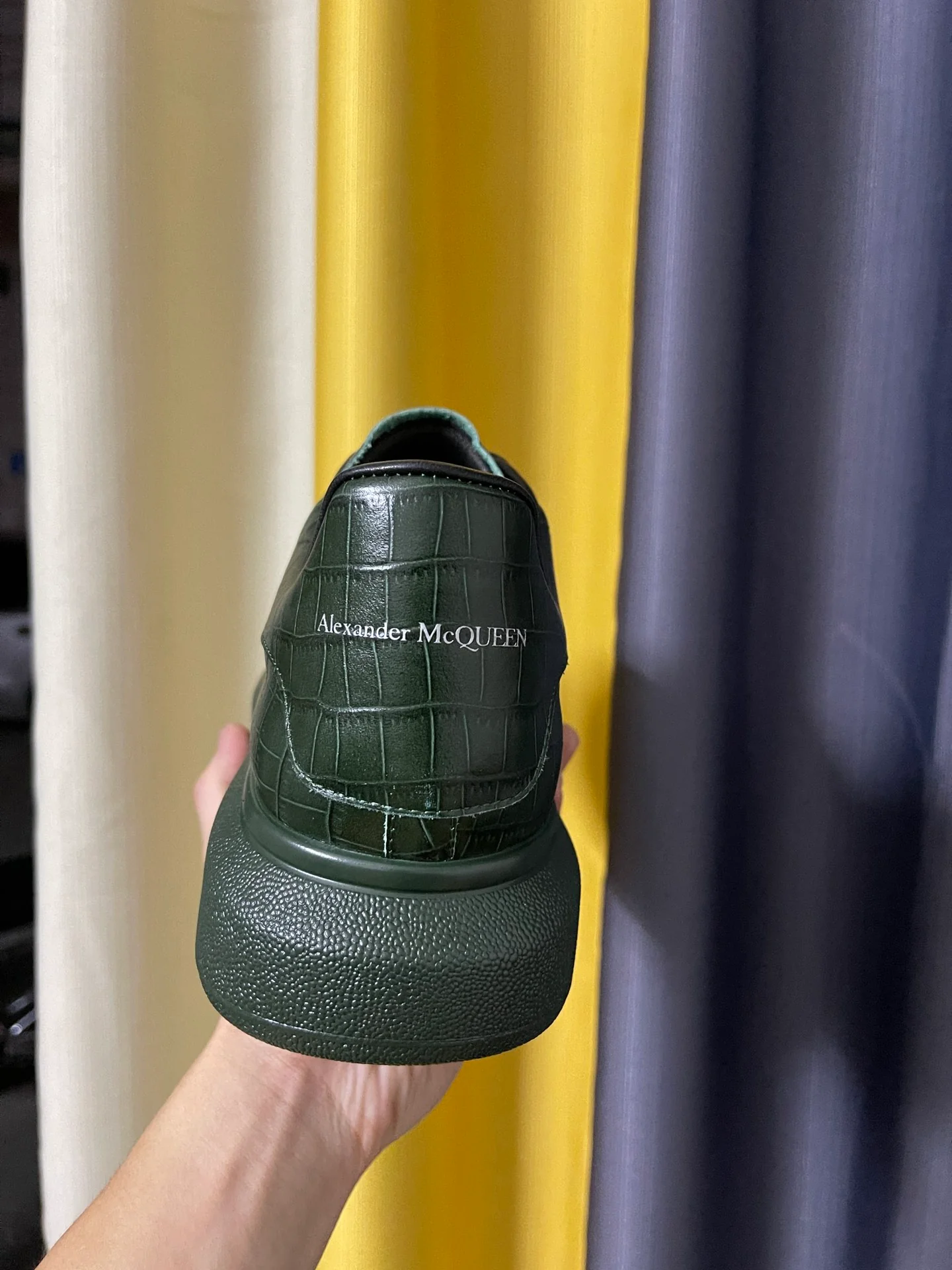 Классические белые кроссовки McQueen - унисекс - с масляной восковой обработкой и текстурой 