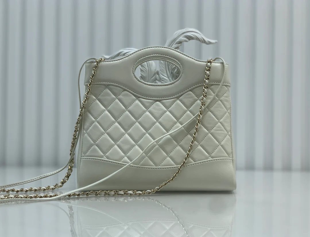 Мини-сумочка Chanel 24c31 из овечьей кожи - белая